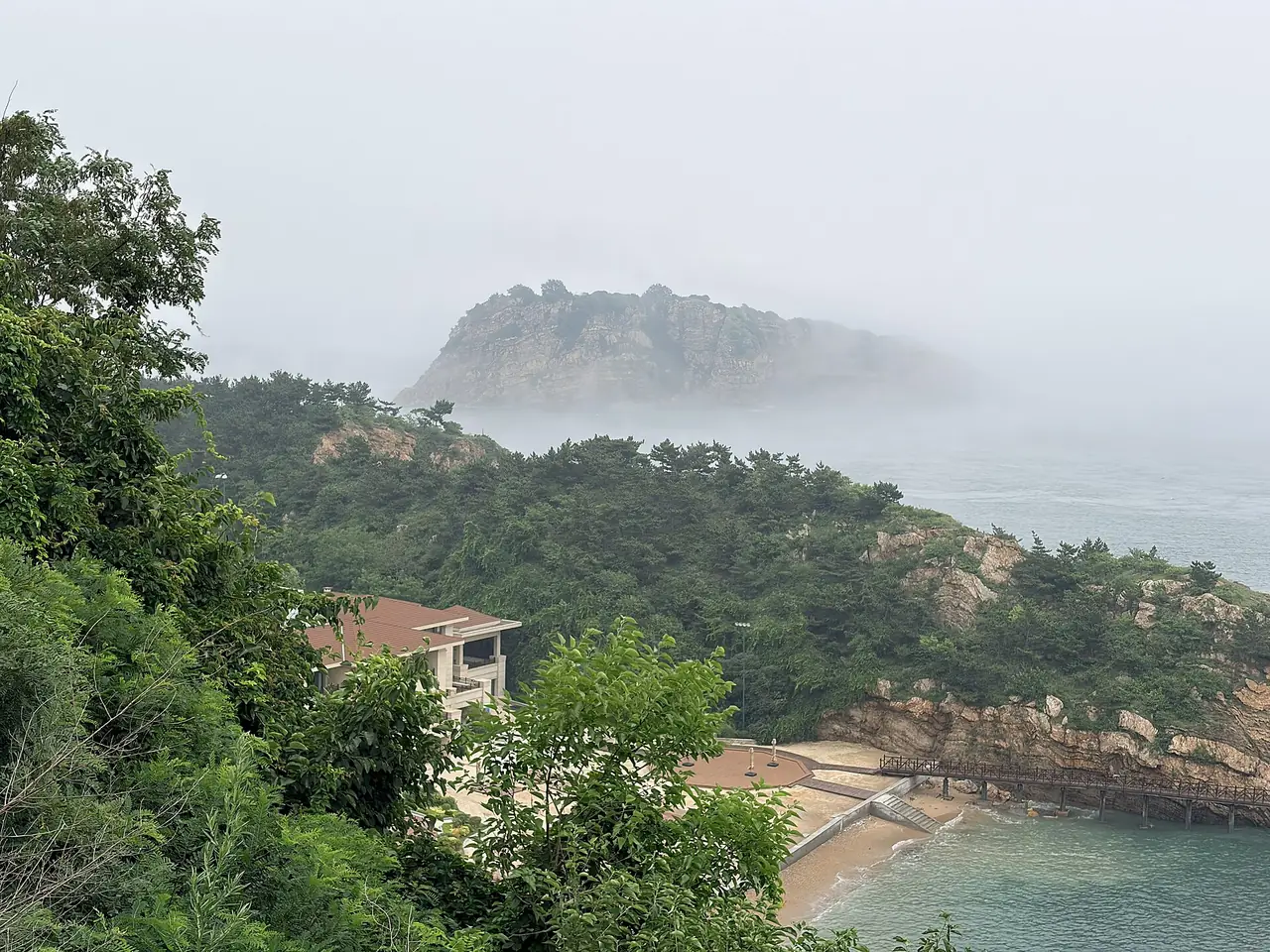 ทัศนียภาพมองไปทางเกาะบังชุ่ยในหมอก ภาพจาก Wikimedia Commons ผู้ถ่าย 逝水流觞 สัญญา CC0 ไม่ระบุปีที่ถ่ายบนหน้า Commons