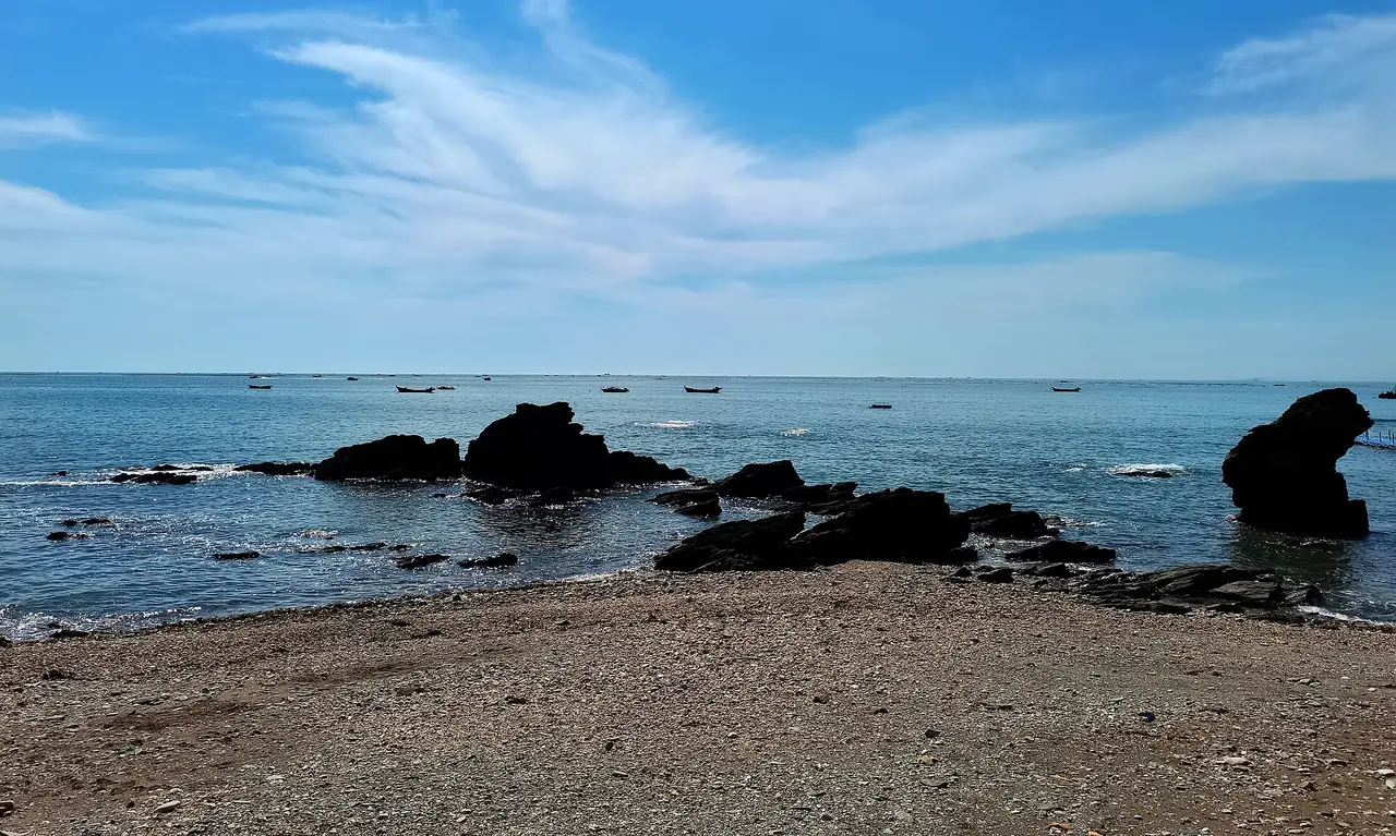 ชายหาดกรวดและหินชายฝั่งที่จินสือทัน ภาพจาก Wikimedia Commons ผู้ถ่าย 红烧腰果 สัญญา CC BY 4.0 ไม่ระบุปีที่ถ่ายบนหน้า Commons