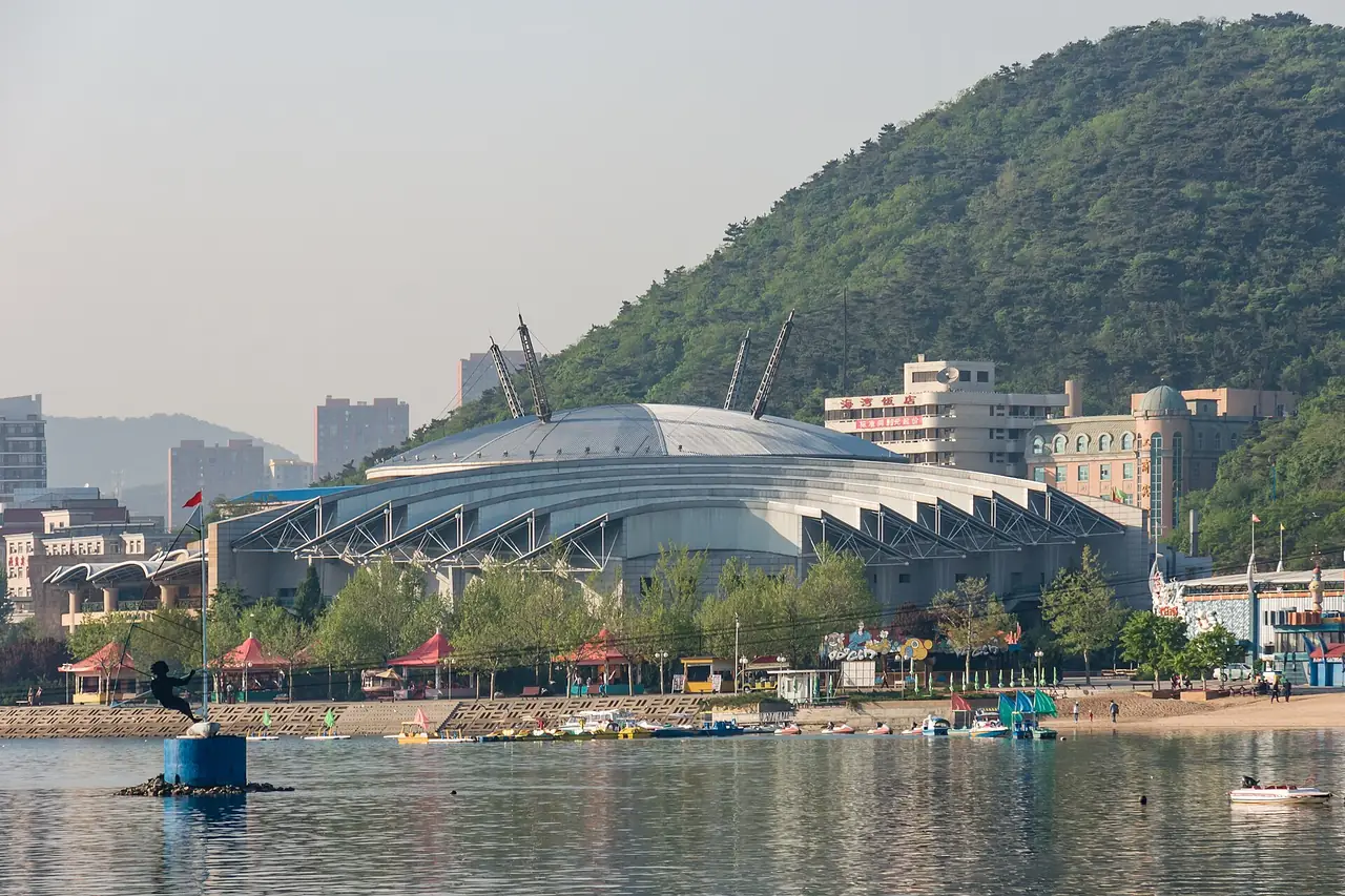 อาคารโพลาร์โอเชียนาเรียมของอุทยานลาวหู่ทานริมอ่าว ภาพจาก Wikimedia Commons ผู้ถ่าย CEphoto, Uwe Aranas สัญญา CC BY-SA 4.0 ไม่ระบุปีที่ถ่ายบนหน้า Commons