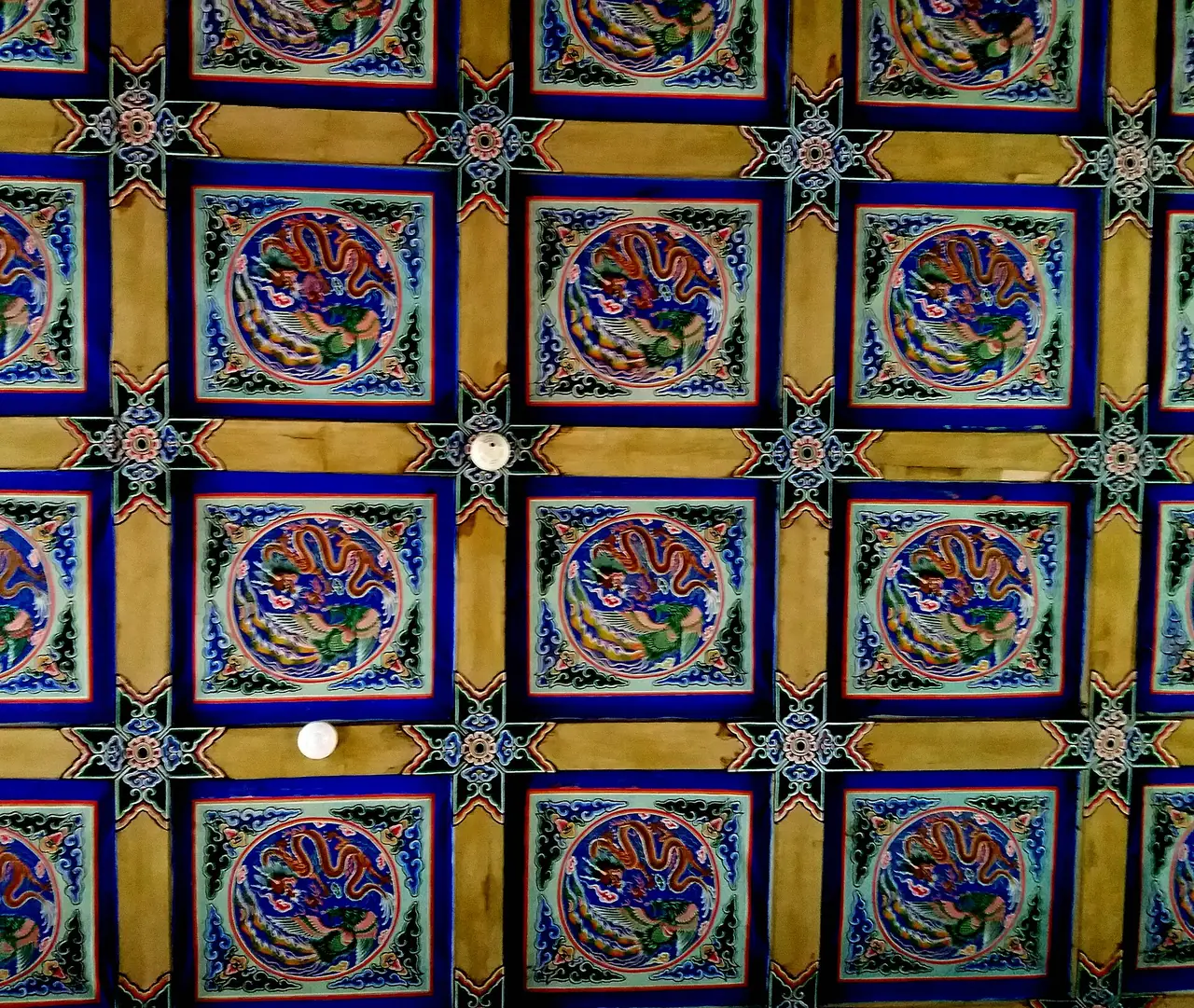 เพดานทาสีในพระราชวังเสิ่นหยาง ลายมังกรและหงส์ในกรอบวงกลม ภาพจาก Wikimedia Commons ผู้ถ่าย Pauloleong2002 สัญญา CC BY-SA 4.0 ไม่ระบุปีที่ถ่ายบนหน้า Commons