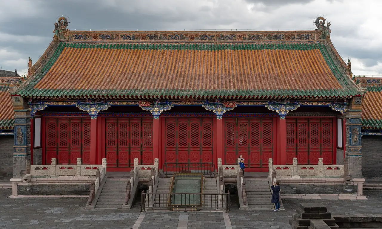 ศาลาแบบจีนและสิงโตหินในเขตพระราชวัง ภาพจาก Wikimedia Commons ผู้ถ่าย xiquinhosilva สัญญา CC BY 2.0 ไม่ระบุปีที่ถ่ายบนหน้า Commons ไม่ระบุว่าเป็นอาคารใด
