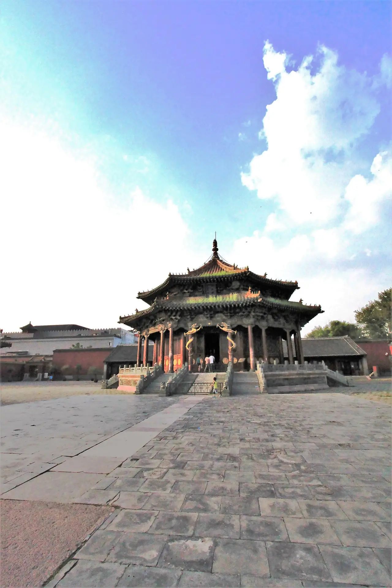 ท้องพระโรงต้าเจิ้ง ถ่ายแนวตั้ง เห็นลานหินปูหน้าศาลา ภาพจาก Wikimedia Commons ผู้ถ่าย Ecabal สัญญา CC BY-SA 4.0 ไม่ระบุปีที่ถ่ายบนหน้า Commons
