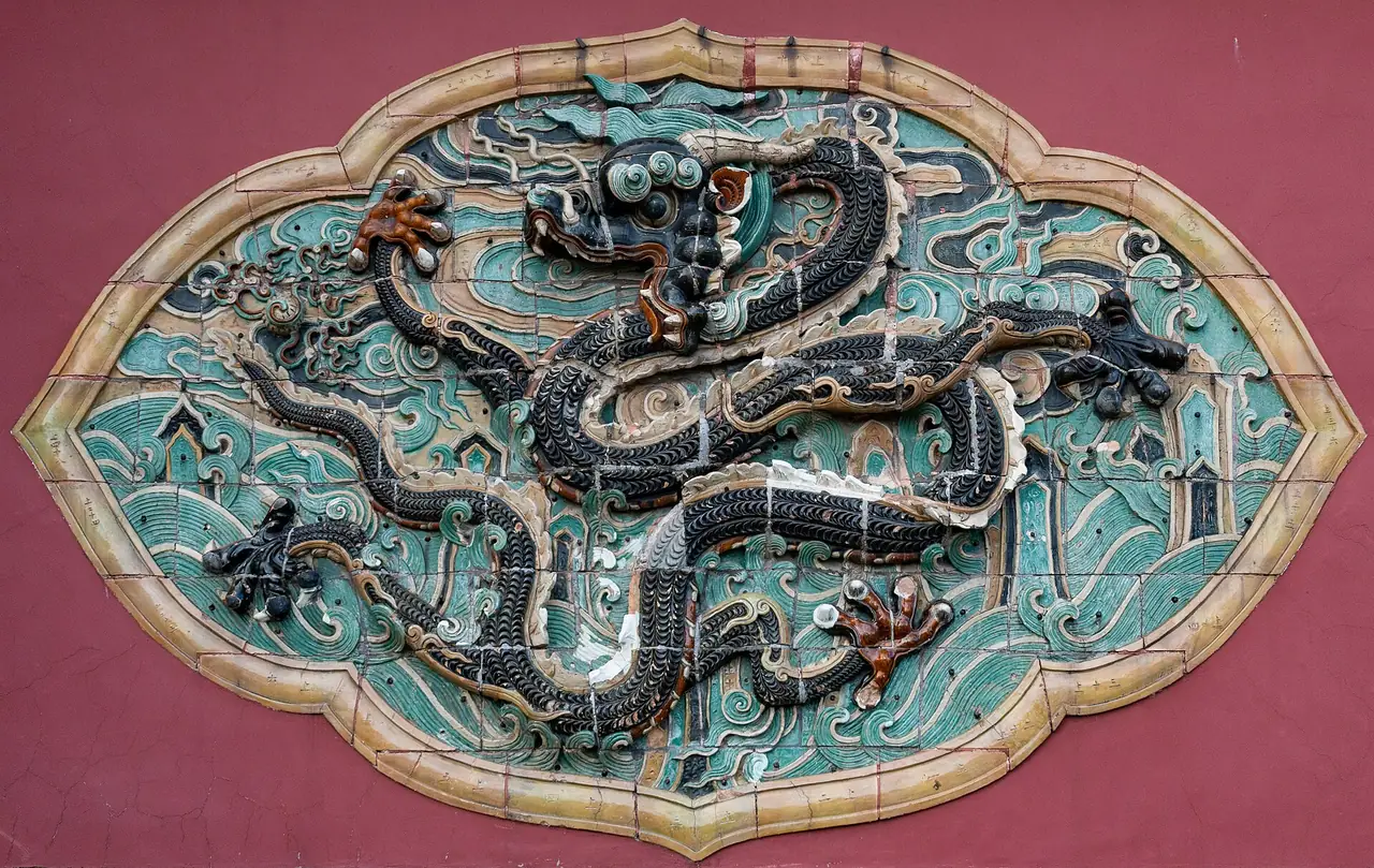 ผนังกระเบื้องเคลือบลายมังกรของเจาหลิง ภาพจาก Wikimedia Commons ผู้ถ่าย xiquinhosilva สัญญา CC BY 2.0 ไม่ระบุปีที่ถ่ายบนหน้า Commons