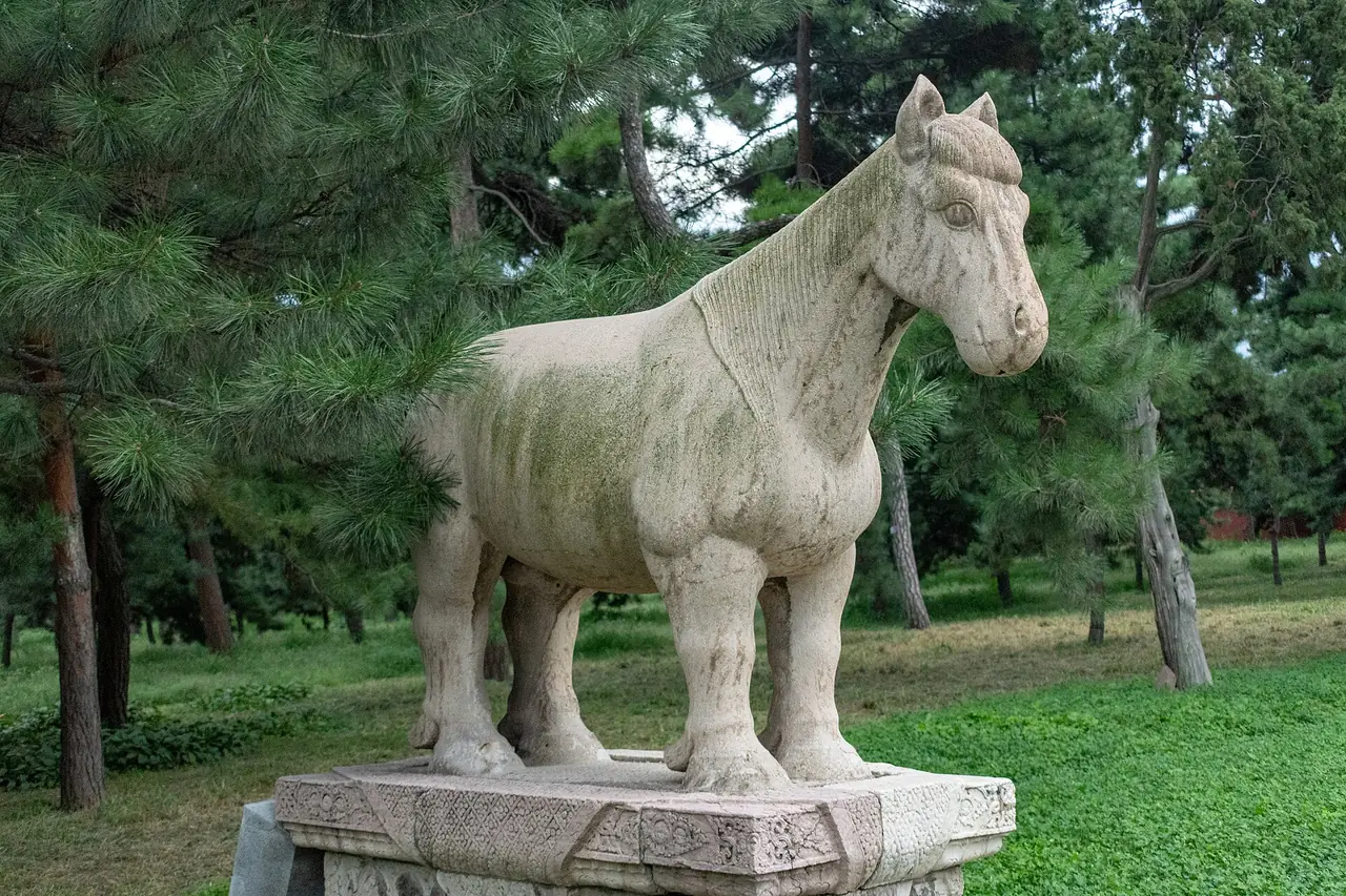 รูปสลักม้าหินบนทางเดินเทพของเจาหลิง ภาพจาก Wikimedia Commons ผู้ถ่าย xiquinhosilva สัญญา CC BY 2.0 ไม่ระบุปีที่ถ่ายบนหน้า Commons