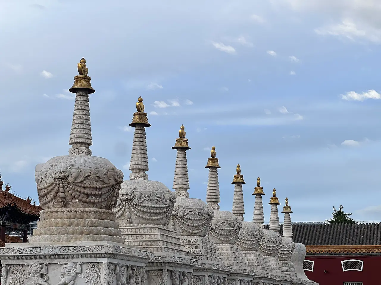 เจดีย์ขาวแปดองค์เรียงกันที่วัดต้าจ้าว ภาพจาก Wikimedia Commons ผู้ถ่าย Huangdan2060 สัญญา CC BY 4.0 ถ่ายเมื่อ 30 ก.ค. 2566