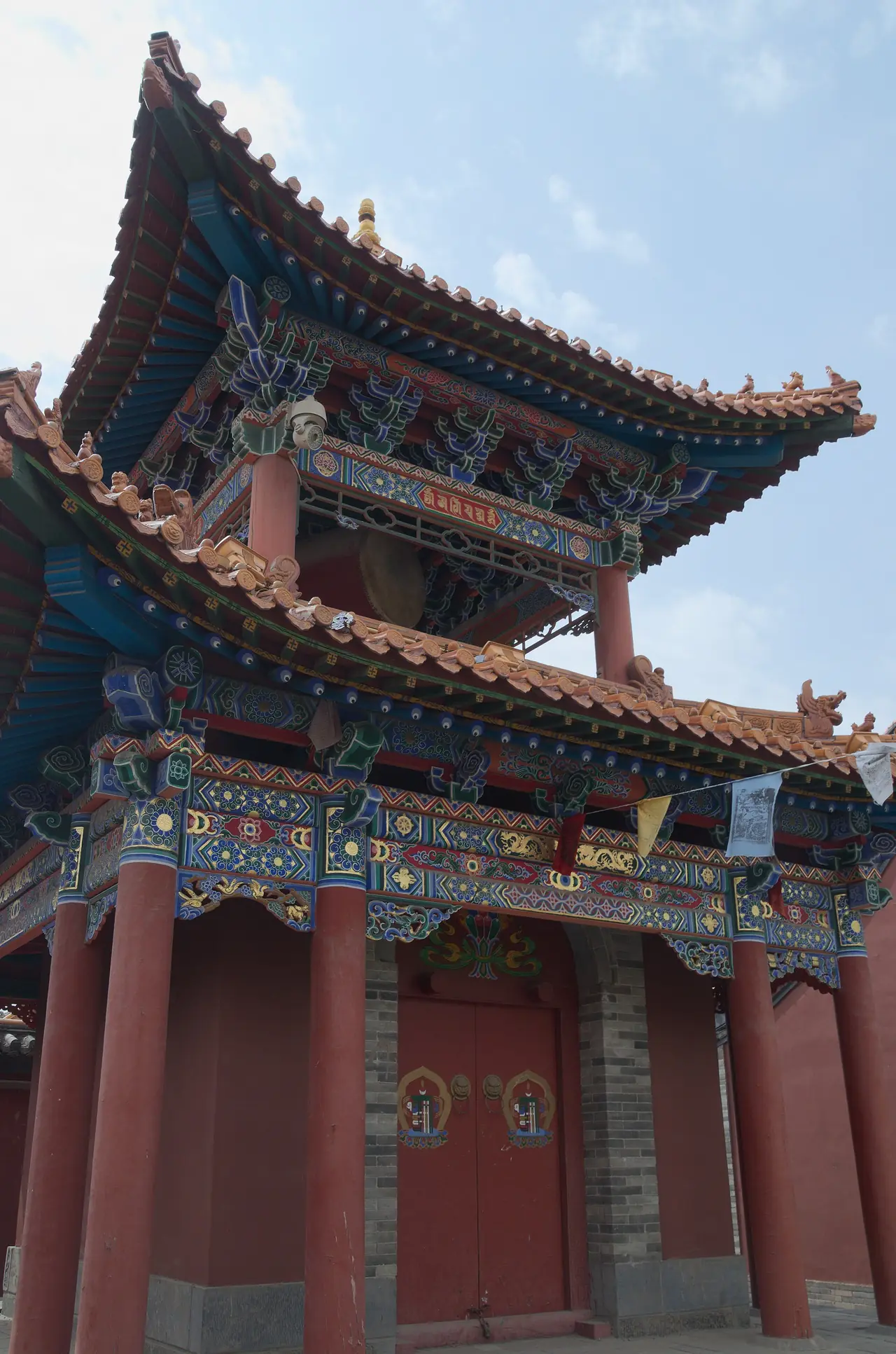 หอกลองของวัดต้าจ้าว หลังคาซ้อนชั้นและเสาสีแดง ภาพจาก Wikimedia Commons ผู้ถ่าย Popolon สัญญา CC BY-SA 4.0 ไม่ระบุปีที่ถ่าย