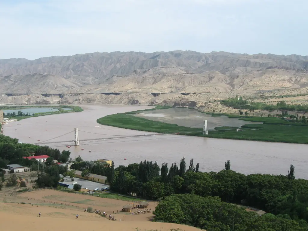 แม่น้ำเหลืองและสะพานแขวนใกล้เนินทรายที่ซาโปโถว ภาพจาก Wikimedia Commons ผู้ถ่าย sylvannus สัญญา CC BY-SA 3.0 ไม่ระบุปีที่ถ่าย