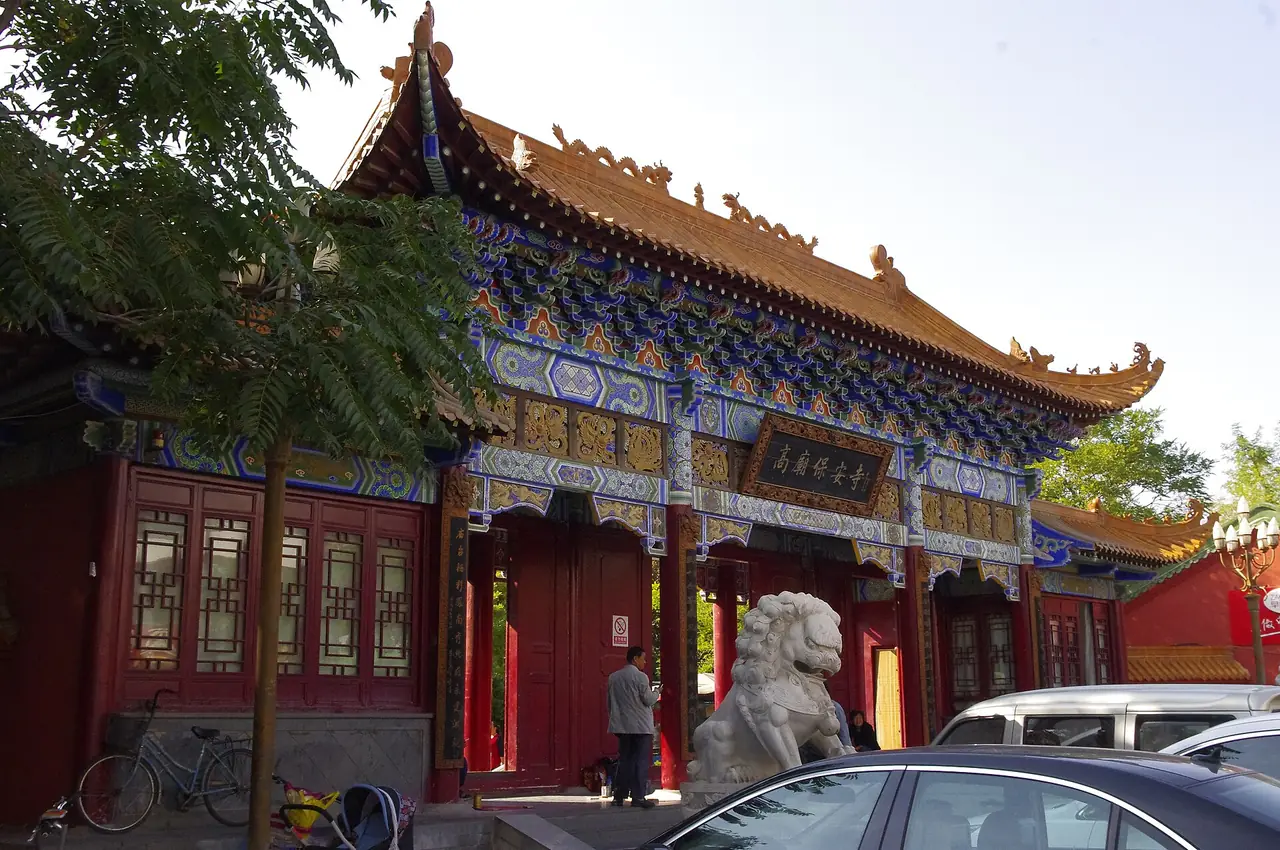 ประตูวัดกายเมี่ยวในเมืองจงเว่ย ภาพจาก Wikimedia Commons ผู้ถ่าย w0zny สัญญา CC BY-SA 3.0 ไม่ระบุปีที่ถ่าย