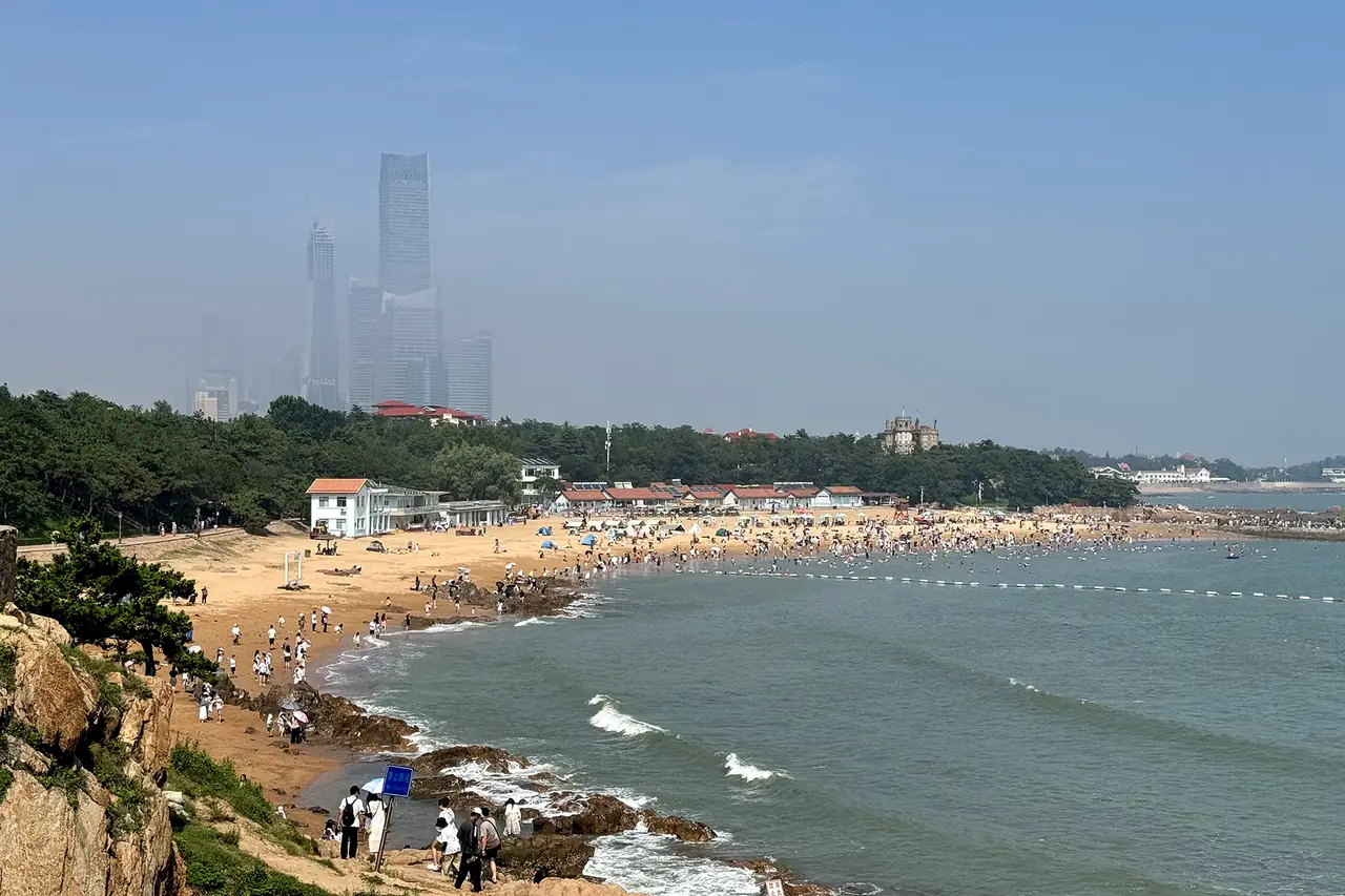 หาดอาบน้ำทะเลหมายเลข 2 ที่อยู่ในย่านปาต้ากวน ภาพจาก Wikimedia Commons ผู้ถ่าย Windmemories สัญญา CC BY-SA 4.0 ไฟล์ตั้งชื่อวันที่ 29 ก.ค. 2567