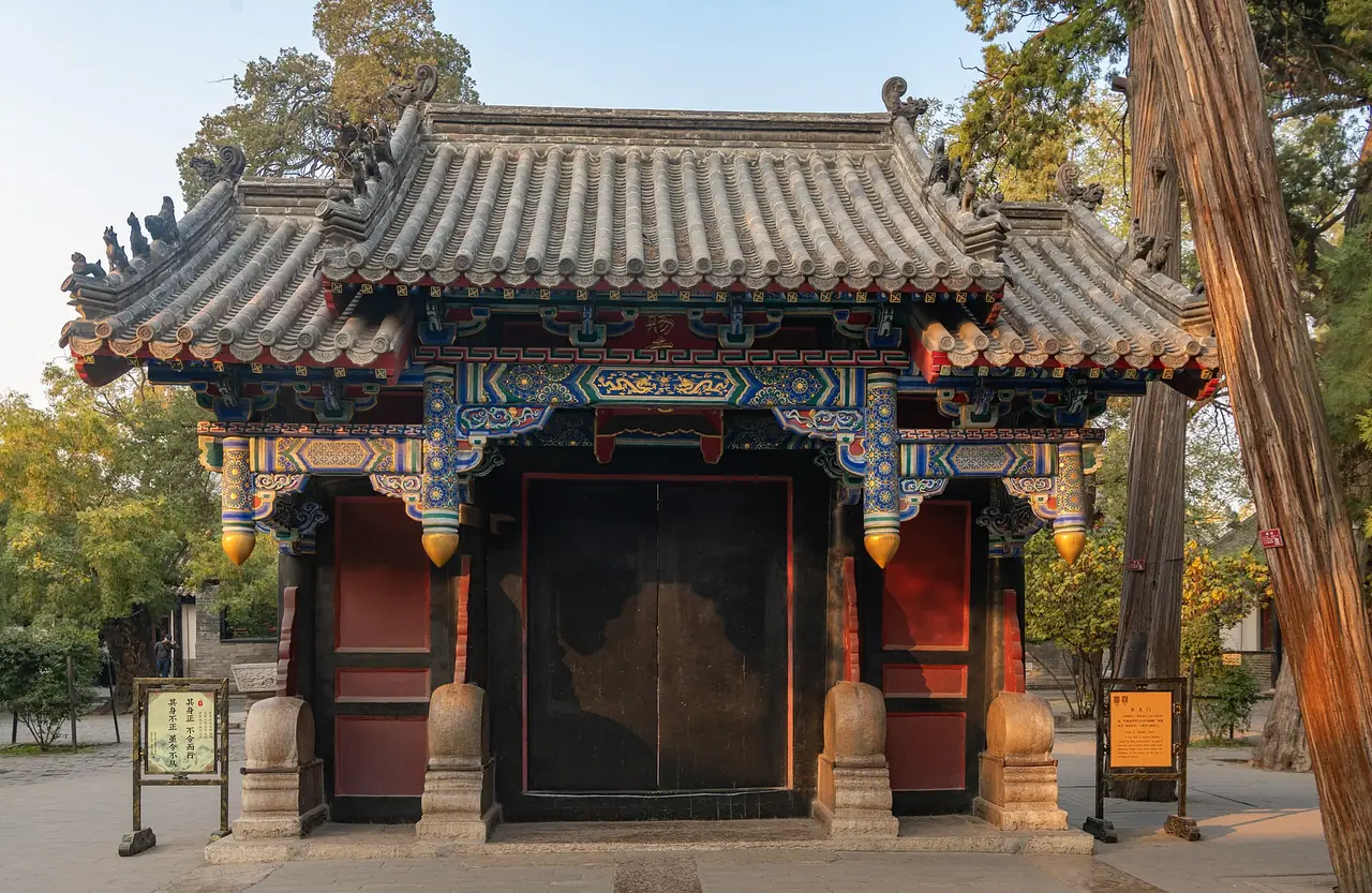 อาคารประตูหรือศาลาในบริเวณคฤหาสน์ตระกูลคง ภาพจาก Wikimedia Commons ผู้ถ่าย xiquinhosilva สัญญา CC BY 2.0 ไม่ทราบวันที่ถ่าย บรรยายตามชื่อไฟล์