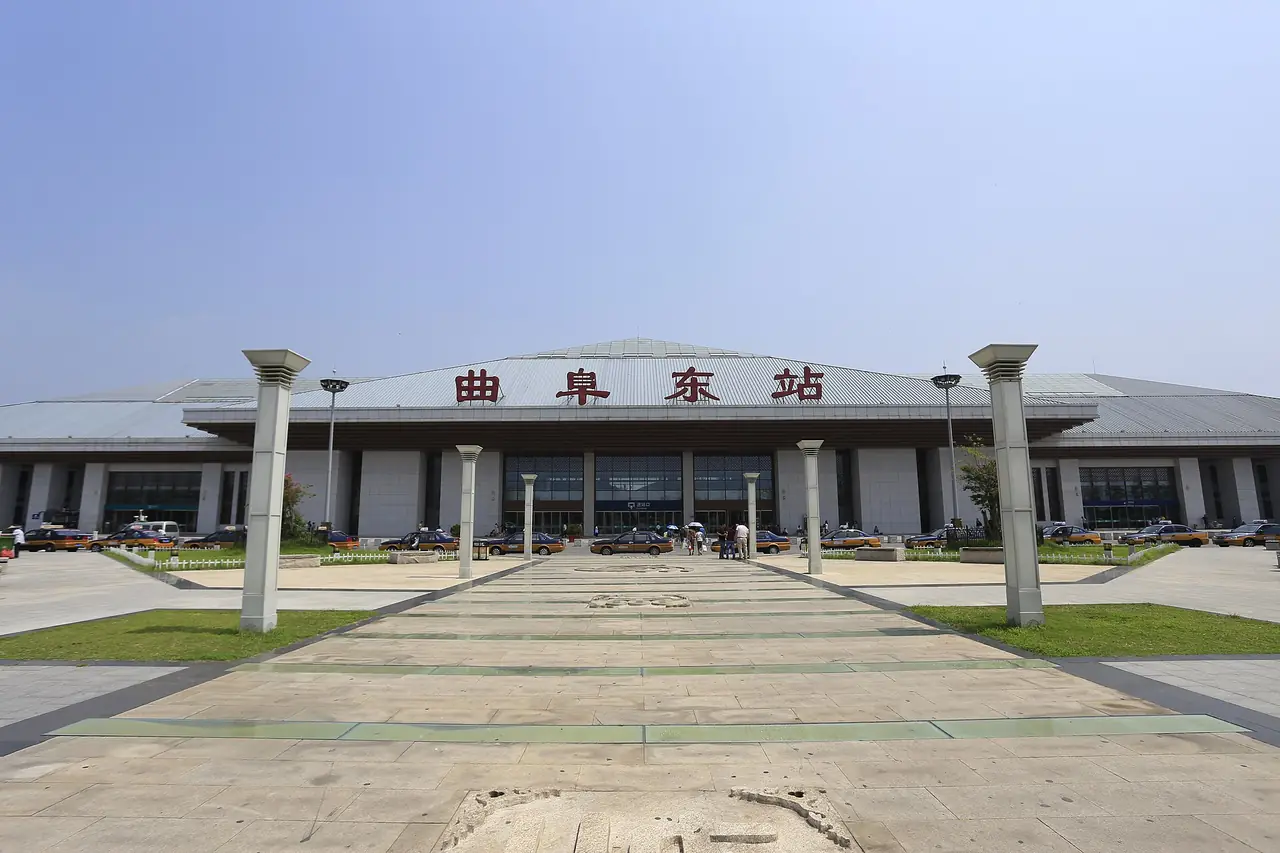สถานีรถไฟฉวีฟู่ตะวันออก ภาพจาก Wikimedia Commons ผู้ถ่าย Zhangzhugang สัญญา CC BY-SA 4.0 ถ่ายวันที่ 16 ส.ค. 2558
