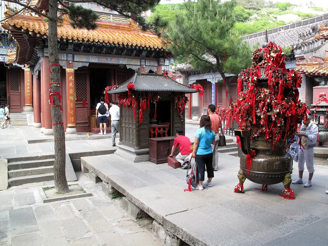 ลานเผากระถางธูปในวัดปี้เซีย (碧霞祠) บนเขาไท่ซาน ภาพจาก Wikimedia Commons ผู้ถ่าย G41rn8 สัญญา CC BY-SA 4.0 ชื่อไฟล์ปี 2552 ภาพเก่า