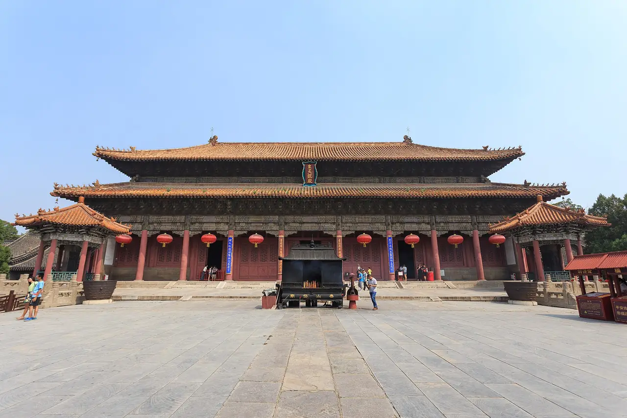 ไต้เมี่ยว (岱庙) ที่ตีนเขา เมืองไท่อัน ภาพจาก Wikimedia Commons ผู้ถ่าย Zhangzhugang สัญญา CC BY-SA 4.0 ถ่ายวันที่ 13 ส.ค. 2558
