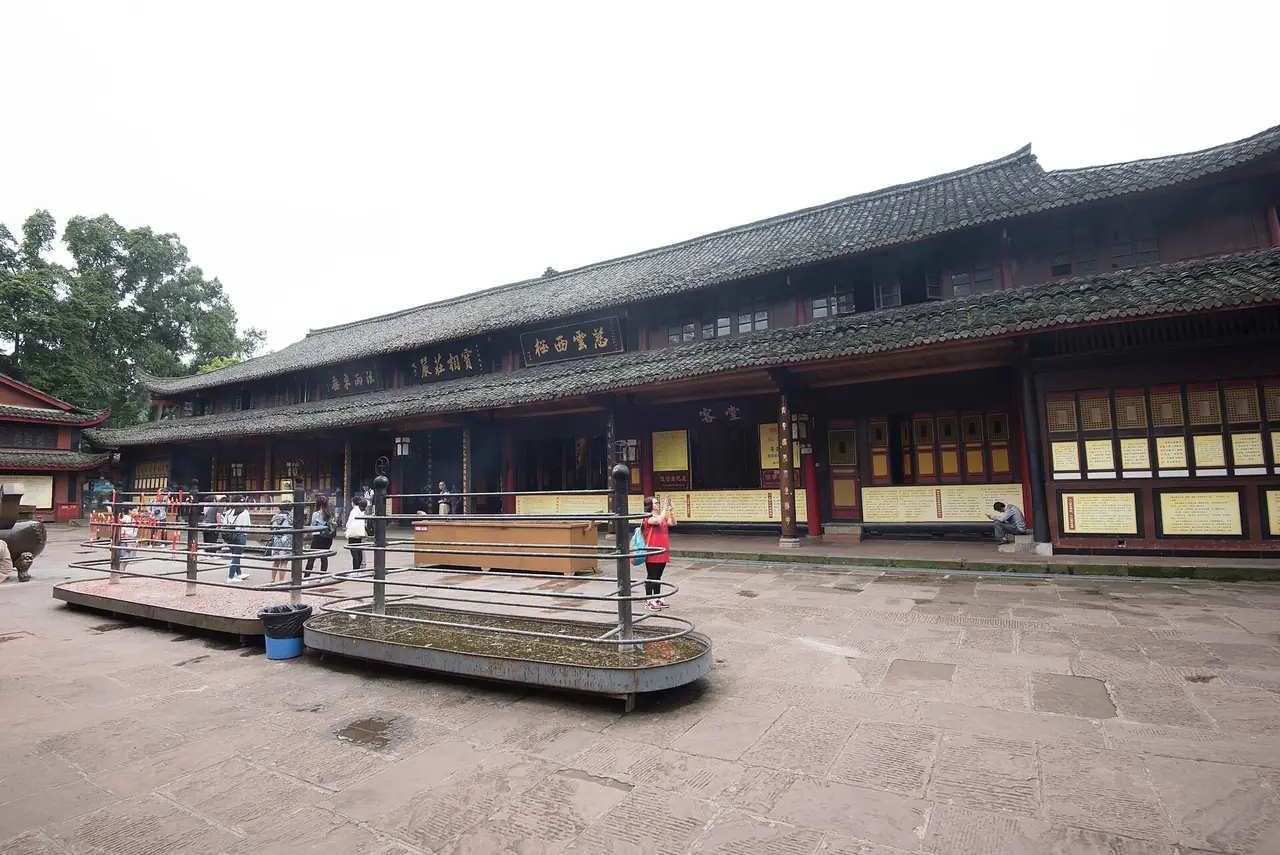 ลานและอาคารไม้ภายในวัดเป่ากั๋ว ชั้นล่างของเขา ภาพจาก Wikimedia Commons ผู้ถ่าย Siyuwj สัญญา CC BY-SA 4.0 ถ่ายเมื่อ ก.ย. 2560