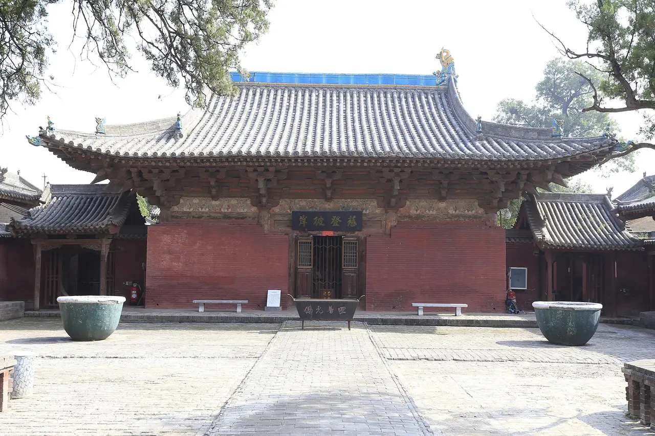 ห้องโถงหลักแห่งหนึ่งของวัดเจิ้นกั๋วนอกเมืองผิงเหยา ภาพจาก Wikimedia Commons ผู้ถ่าย Zhangzhugang สัญญา CC BY-SA 3.0 ถ่ายปี 2013