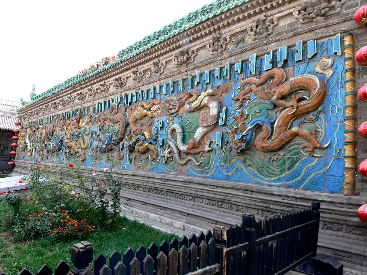 ฉากมังกรเก้าตัวเคลือบสี ไฟล์ Commons ระบุว่าถ่ายที่ผิงเหยา ภาพจาก Wikimedia Commons ผู้ถ่าย Gisling สัญญา CC BY 3.0 ไม่ได้ระบุปีที่ถ่ายในหน้าไฟล์
