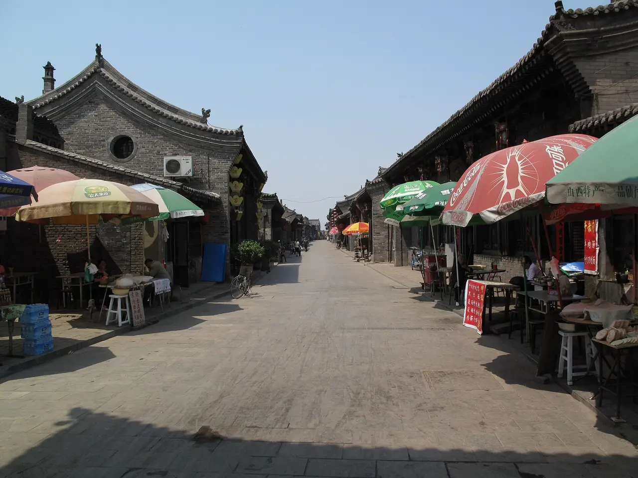 ถนนในเมืองเก่าผิงเหยา ร้านเปิดร่มกันแดดสองข้างทาง ภาพจาก Wikimedia Commons ผู้ถ่าย G41rn8 สัญญา CC BY-SA 4.0 ถ่ายปี 2009 ภาพเก่า