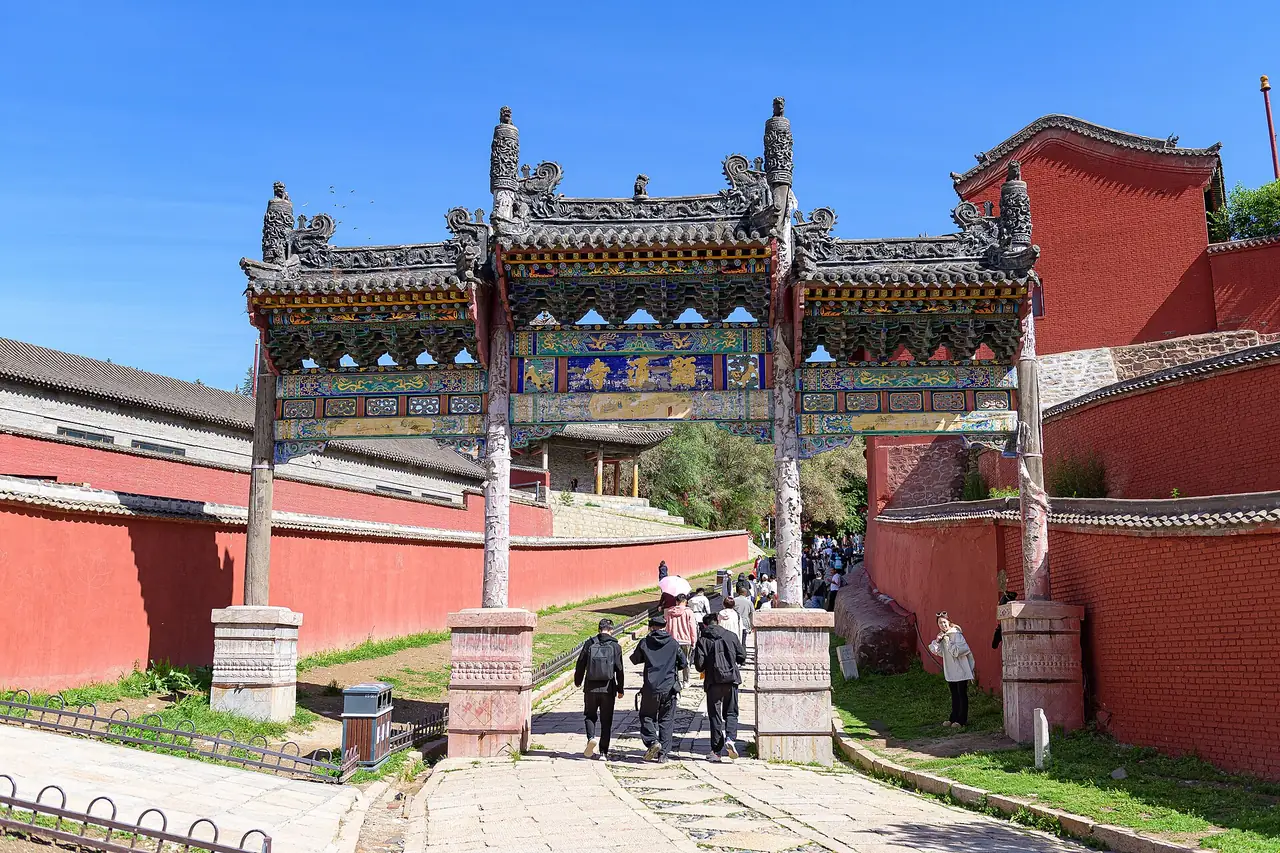 ซุ้มประตูทางเข้าวัดเสียนทง (显通寺) ในไถฮวย ภาพจาก Wikimedia Commons ผู้ถ่าย N509FZ สัญญา CC BY-SA 4.0 ถ่ายราวเดือนมิถุนายน 2024 ตามชื่อไฟล์