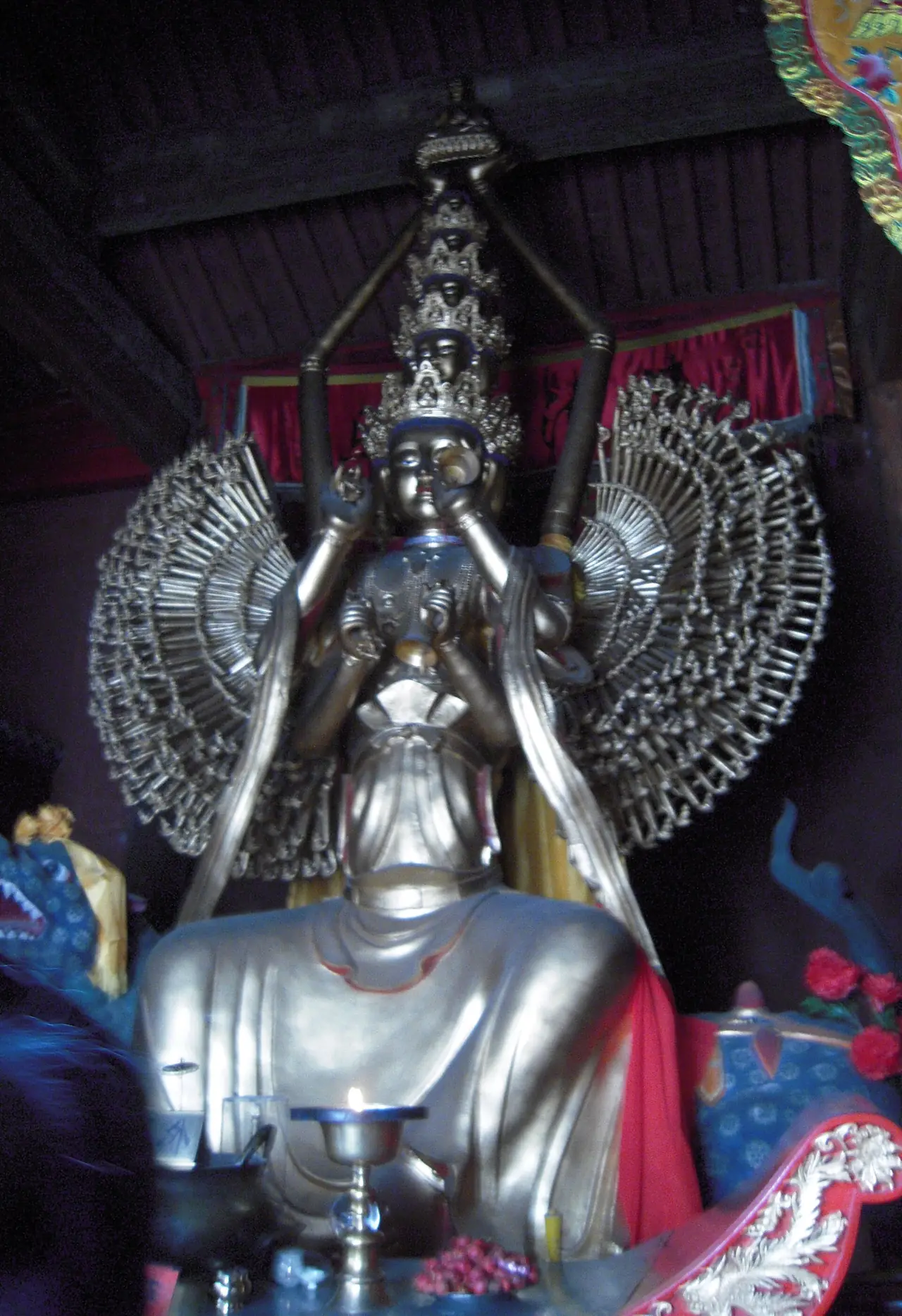 พระมัญชุศรีพันมือถือบาตร ในวัดเสียนทง ภาพจาก Wikimedia Commons ผู้ถ่าย 林高志 สัญญา CC BY-SA 4.0 ภาพไม่คมชัด