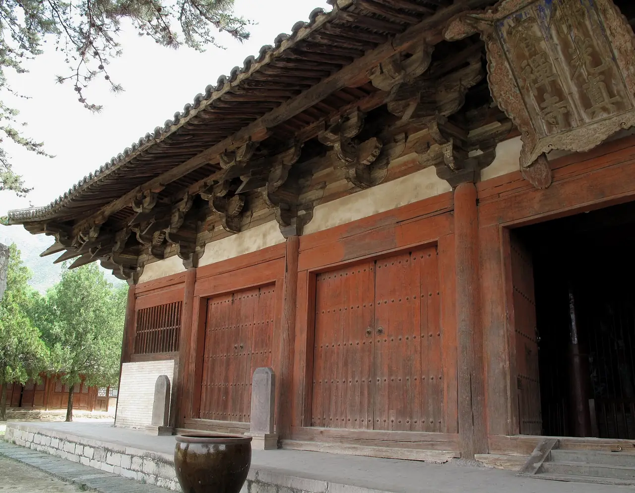 อาคารหลักของวัดโฝกวง ไฟล์ Commons ตั้งชื่อว่า East Great Hall Foguang Si ภาพจาก Wikimedia Commons ผู้ถ่าย G41rn8 สัญญา CC BY-SA 4.0 ถ่ายปี 2009 ภาพเก่า