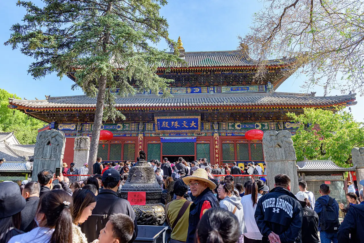 ห้องโถงใหญ่ของวัดซูเซียง (殊像寺) ผู้คนหนาแน่น ภาพจาก Wikimedia Commons ผู้ถ่าย N509FZ สัญญา CC BY-SA 4.0 ถ่ายราวเดือนมิถุนายน 2024 ตามชื่อไฟล์