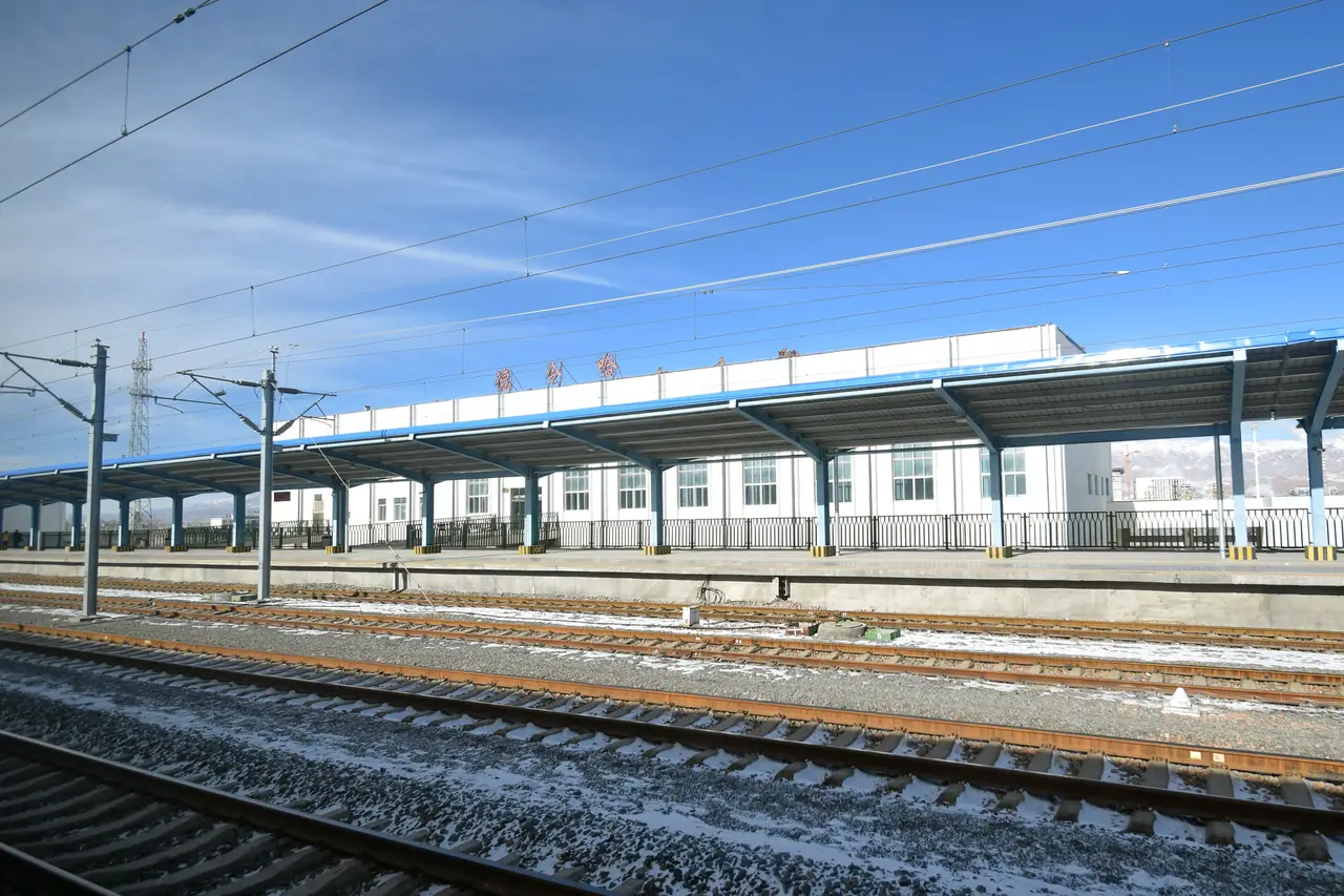 ชานชาลาสถานีรถไฟเต๋อลิ่งฮา บนทางรถไฟชิงไห่-ทิเบต ภาพจาก Wikimedia Commons ผู้ถ่าย Baycrest สัญญา CC BY-SA 2.5 ไม่ระบุปีที่ถ่าย ภาพสถานีบนเส้นทางตะวันตกของซีหนิง ไม่ใช่สถานีฉาข่า