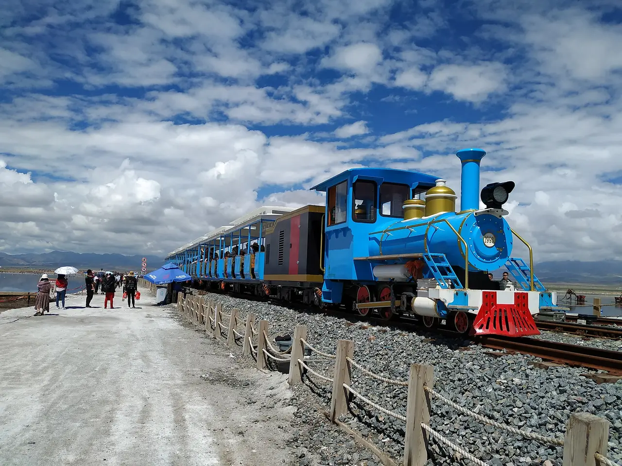 รถไฟเล็กท่องเที่ยวบนรางที่ทะเลสาบเกลือฉาข่า ภาพจาก Wikimedia Commons ผู้ถ่าย 西安兵马俑 สัญญา CC BY-SA 4.0 ไม่ระบุปีที่ถ่าย