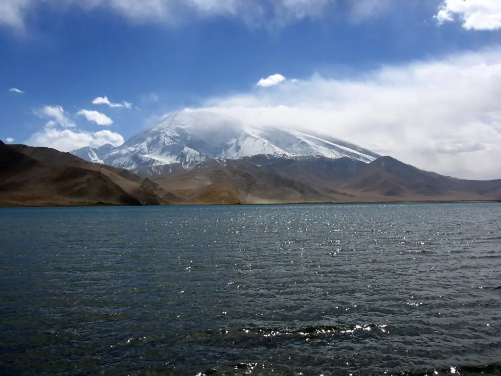 ทะเลสาบคาราคุลและภูเขามูซตากาตา ริมถนนคาราโครัม ภาพจาก Wikimedia Commons ผู้ถ่าย Colegota สัญญา CC BY-SA 2.5 es ถ่ายราวปี 2548