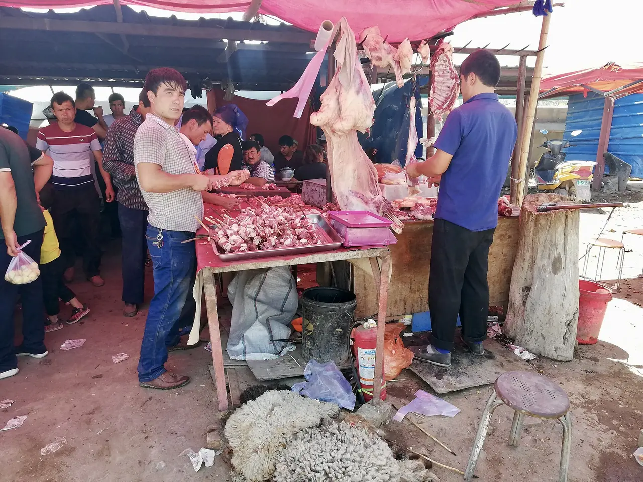 ร้านขายเนื้อแกะย่างที่ตลาดสัตว์วันอาทิตย์ คัชการ์ ภาพจาก Wikimedia Commons ผู้ถ่าย Kubilayaxun สัญญา CC BY-SA 4.0 ถ่ายเดือนสิงหาคม 2561