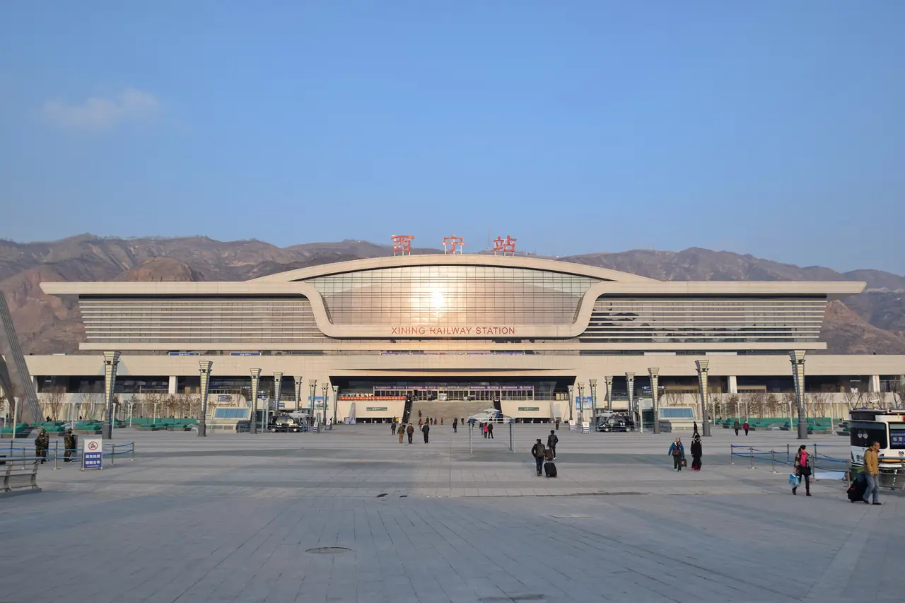 สถานีรถไฟซีหนิง ต้นทางทั่วไปของทริปไปชิงไห่ ภาพจาก Wikimedia Commons ผู้ถ่าย Baycrest สัญญา CC BY-SA 2.5 ไม่ระบุปีที่ถ่าย
