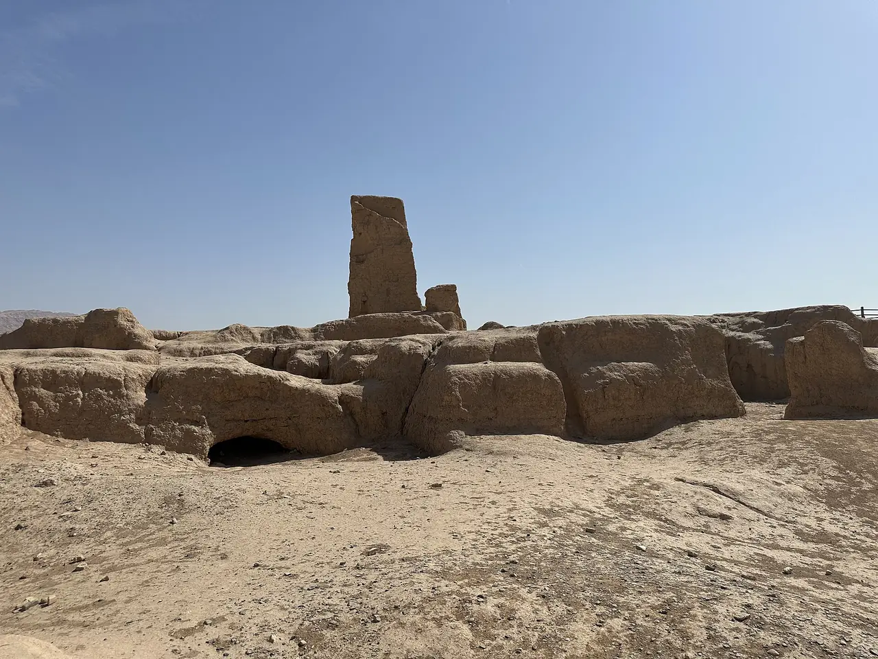 หอคอยสี่เหลี่ยมที่เรียกว่า Khan Relic ในเกาชาง ภาพจาก Wikimedia Commons ผู้ถ่าย HaziiDozen สัญญา CC BY-SA 4.0