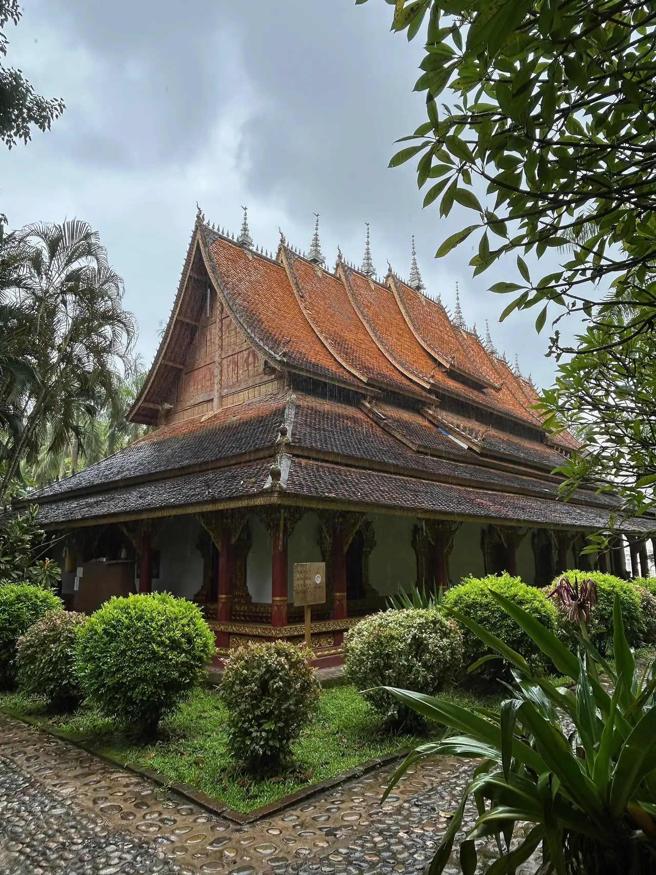 วัดพุทธแบบไตหลังคากระเบื้องซ้อนชั้นในสวนชนเผ่าไต สิบสองปันนา ภาพจาก Wikimedia Commons ผู้ถ่าย Harald Groven สัญญา CC BY-SA 4.0 ถ่ายวันที่ 6 ก.ค. 2568