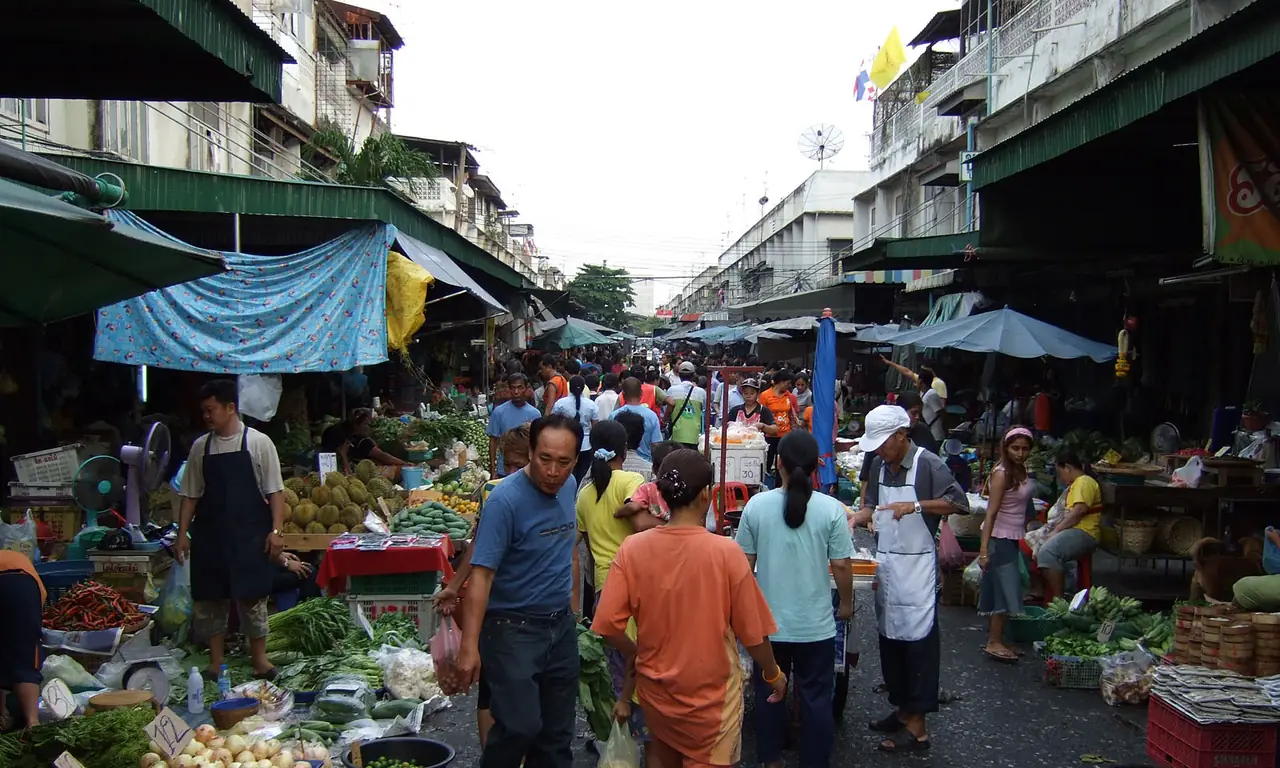 ถนนตลาดสดที่คนแน่นในกรุงเทพ