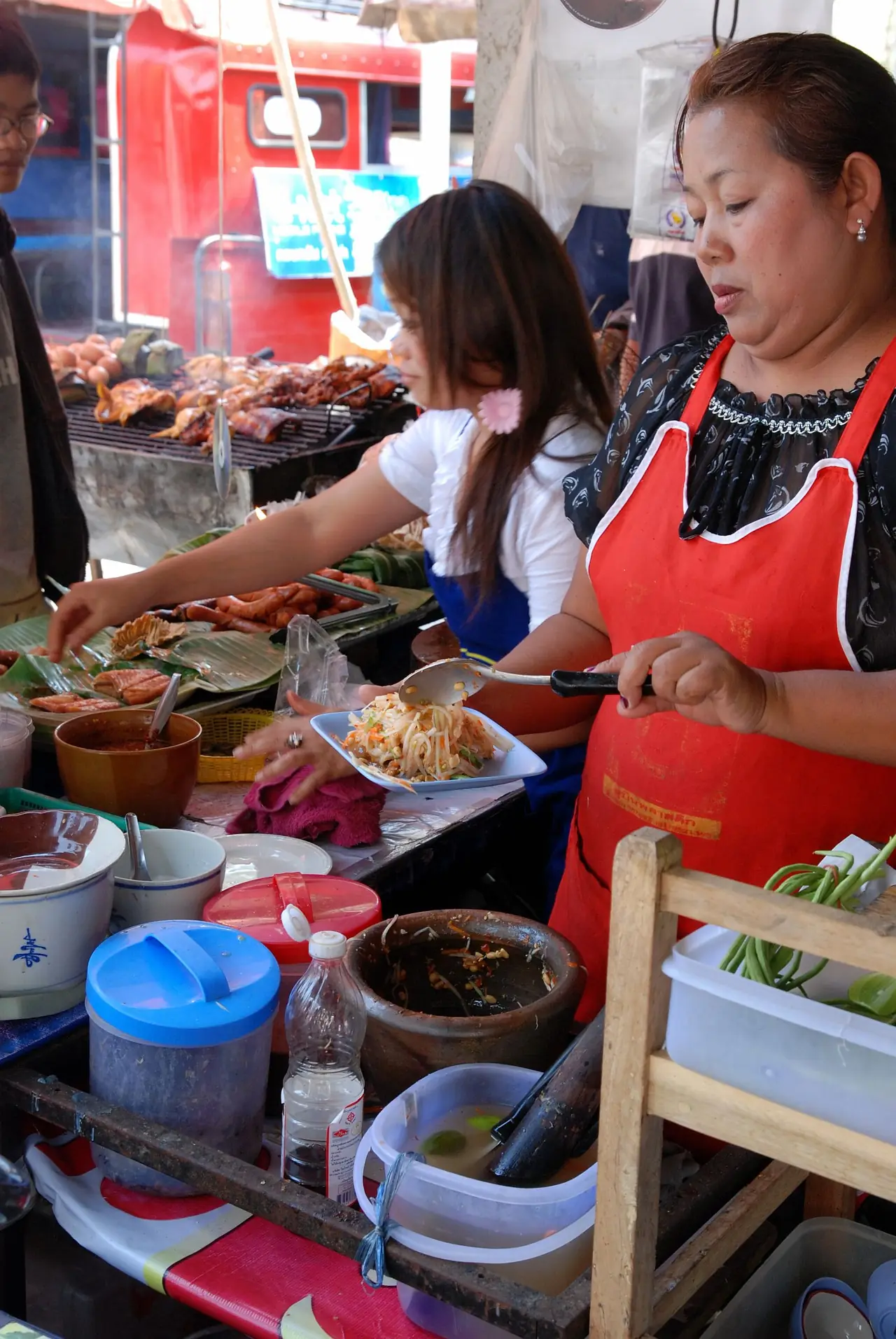 ทำส้มตำที่แผงตลาดใกล้เชียงใหม่