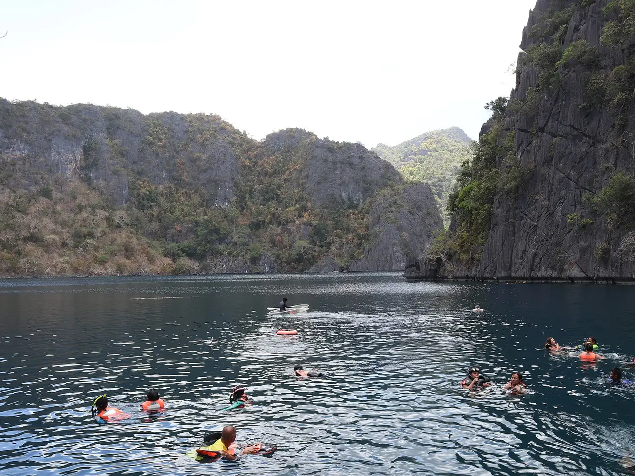 ทะเลสาบบาราคูด้า เกาะโครอน ภาพบรรยากาศบริเวณทางเข้าและผนังหินปูน
