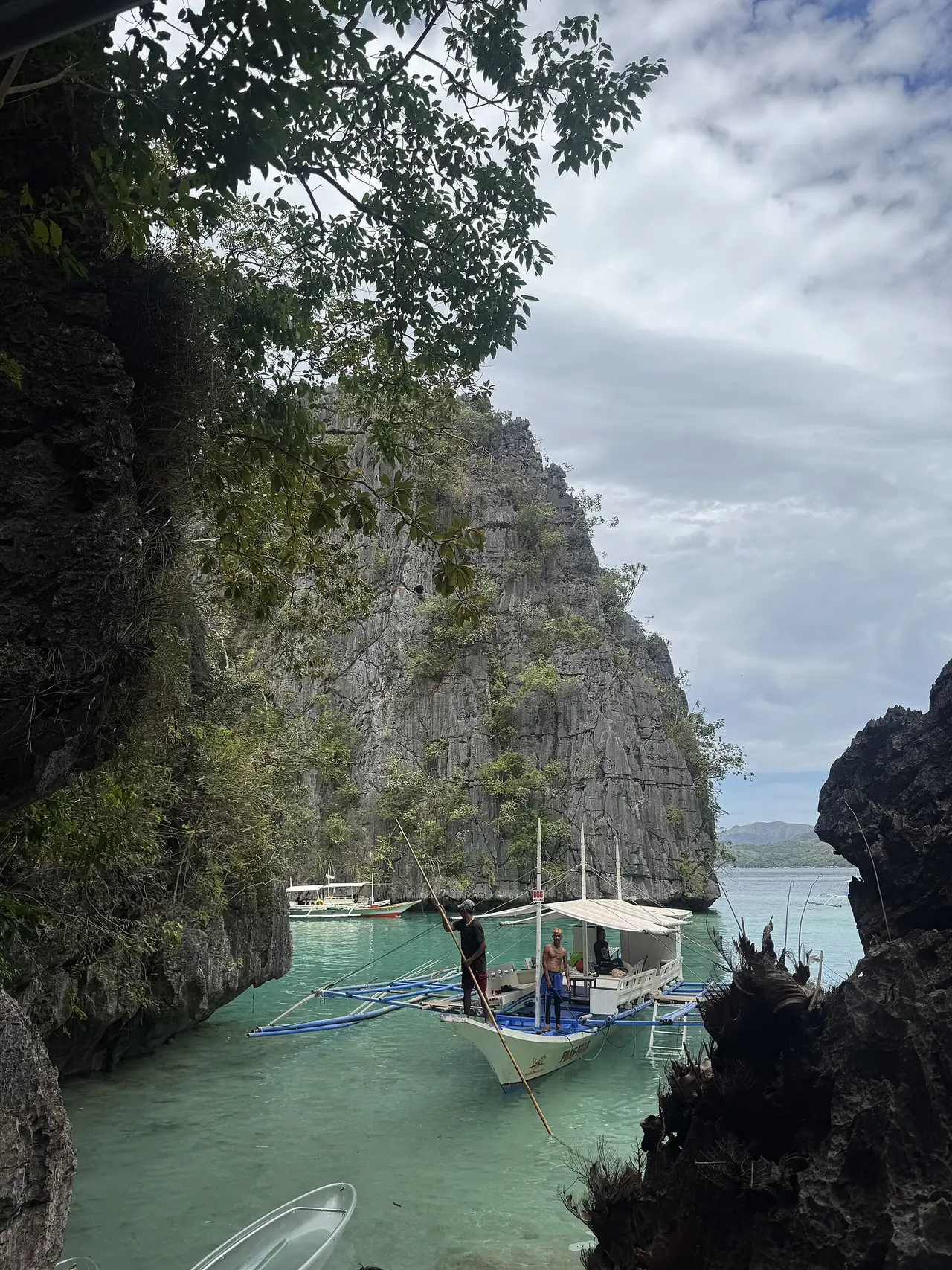 หน้าผาหินปูนบนเกาะโครอน