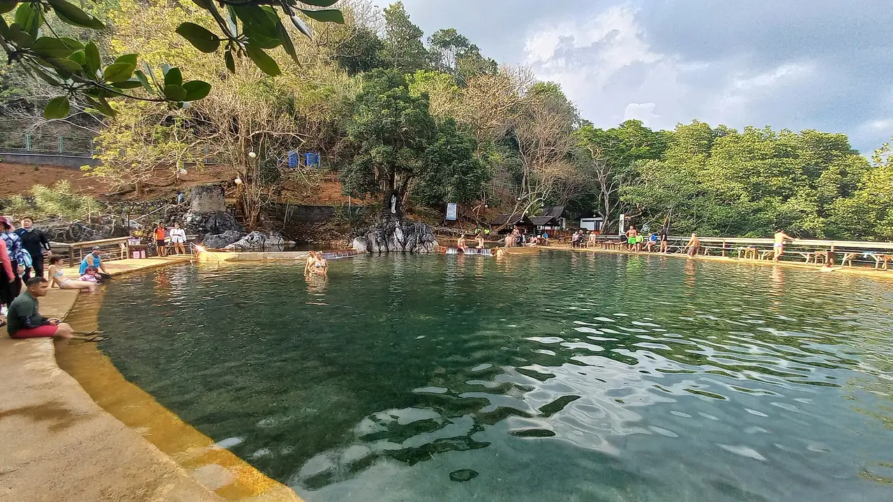 บ่อน้ำพุร้อนมากินิต เมืองโครอน