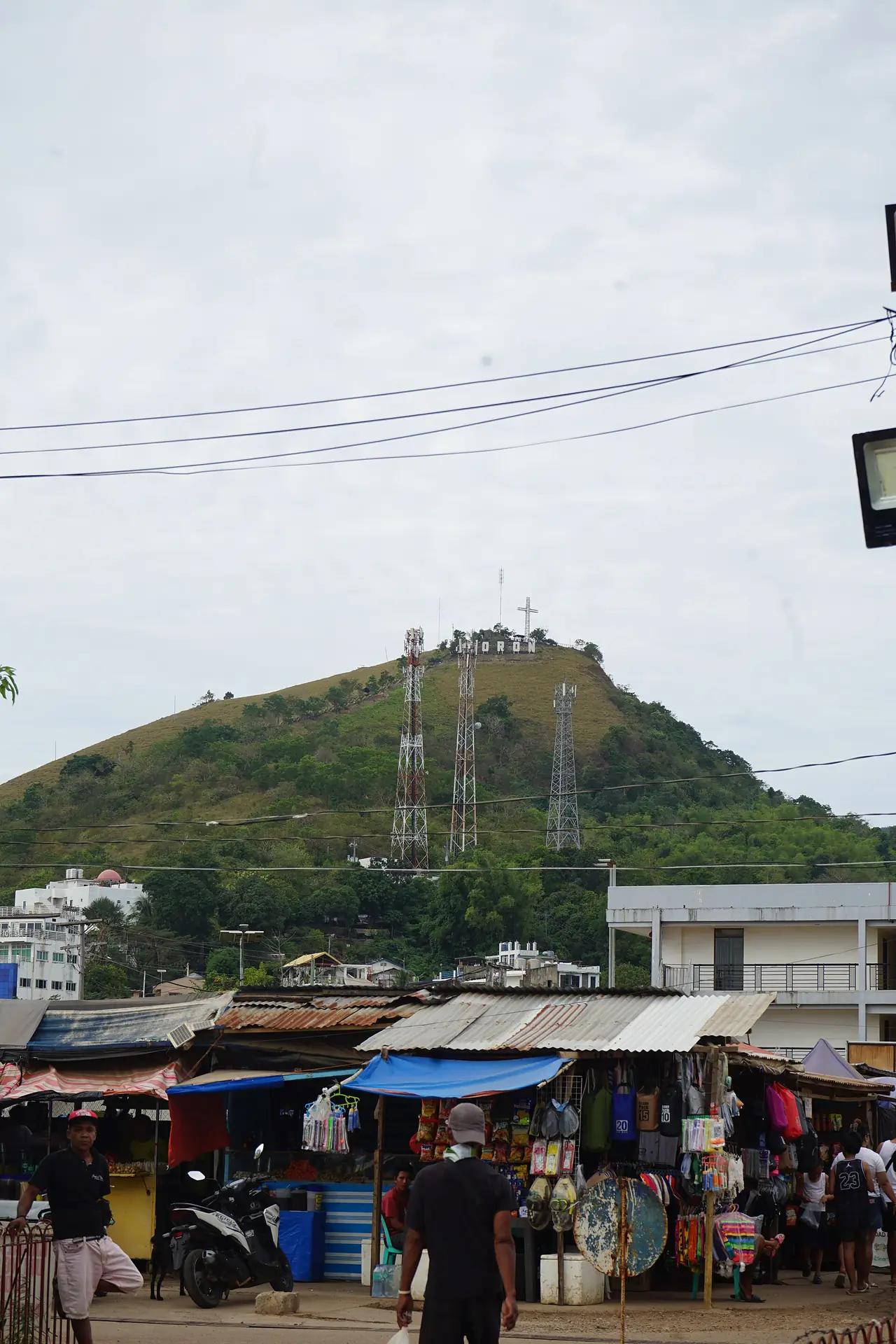 ตลาดเมืองโครอนและเขาตาเปียสเป็นฉากหลัง