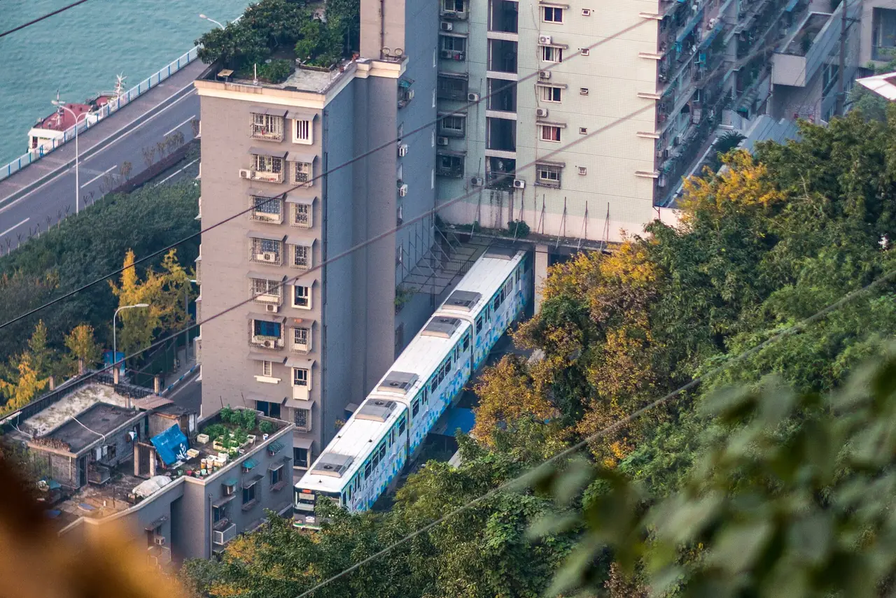 ขบวนรถไฟฟ้าสาย 2 วิ่งผ่านอาคารที่พักอาศัยที่ลี่จือป้า