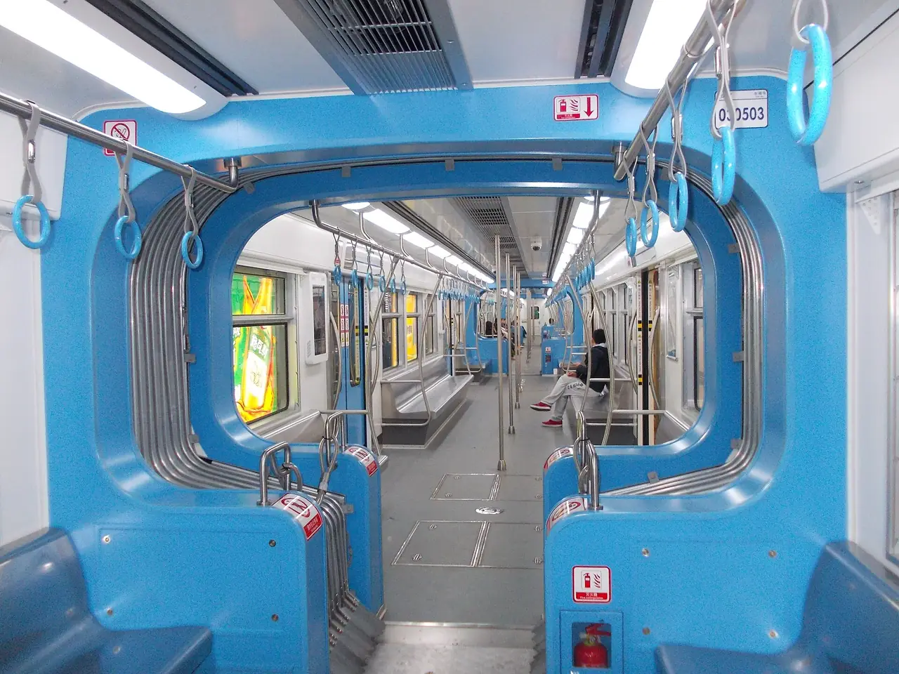 ภายในขบวนรถไฟฟ้าของฉงชิ่ง ชื่อไฟล์ใน Commons ระบุว่าเป็นสาย 3