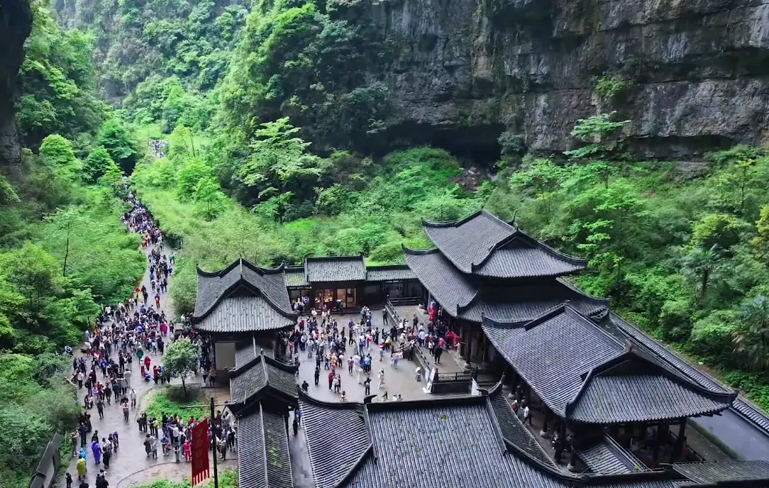 ลานชมวิวและศาลาในเทียนเซิงซานเฉียว ภาพจากสำนักข่าวจีน (China News Service)