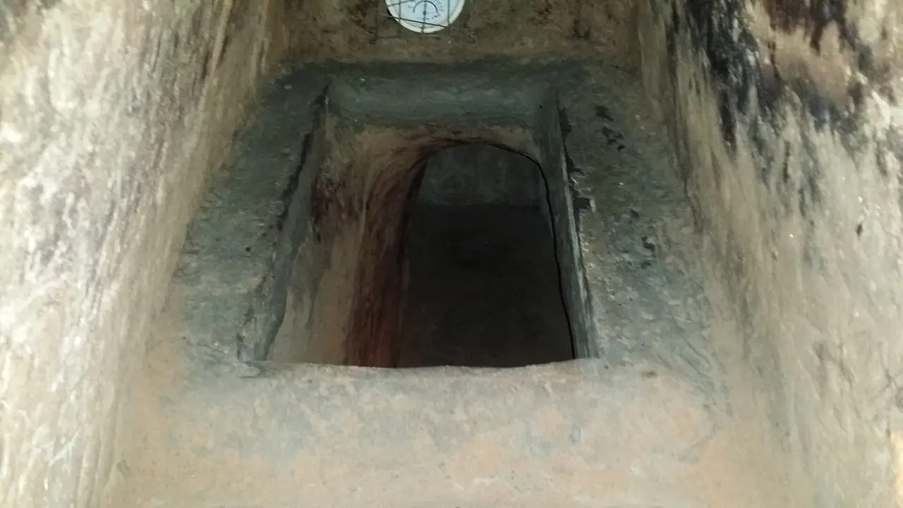 ปากทางเข้าอุโมงค์ที่ขยายให้นักท่องเที่ยวลง มองจากด้านบน