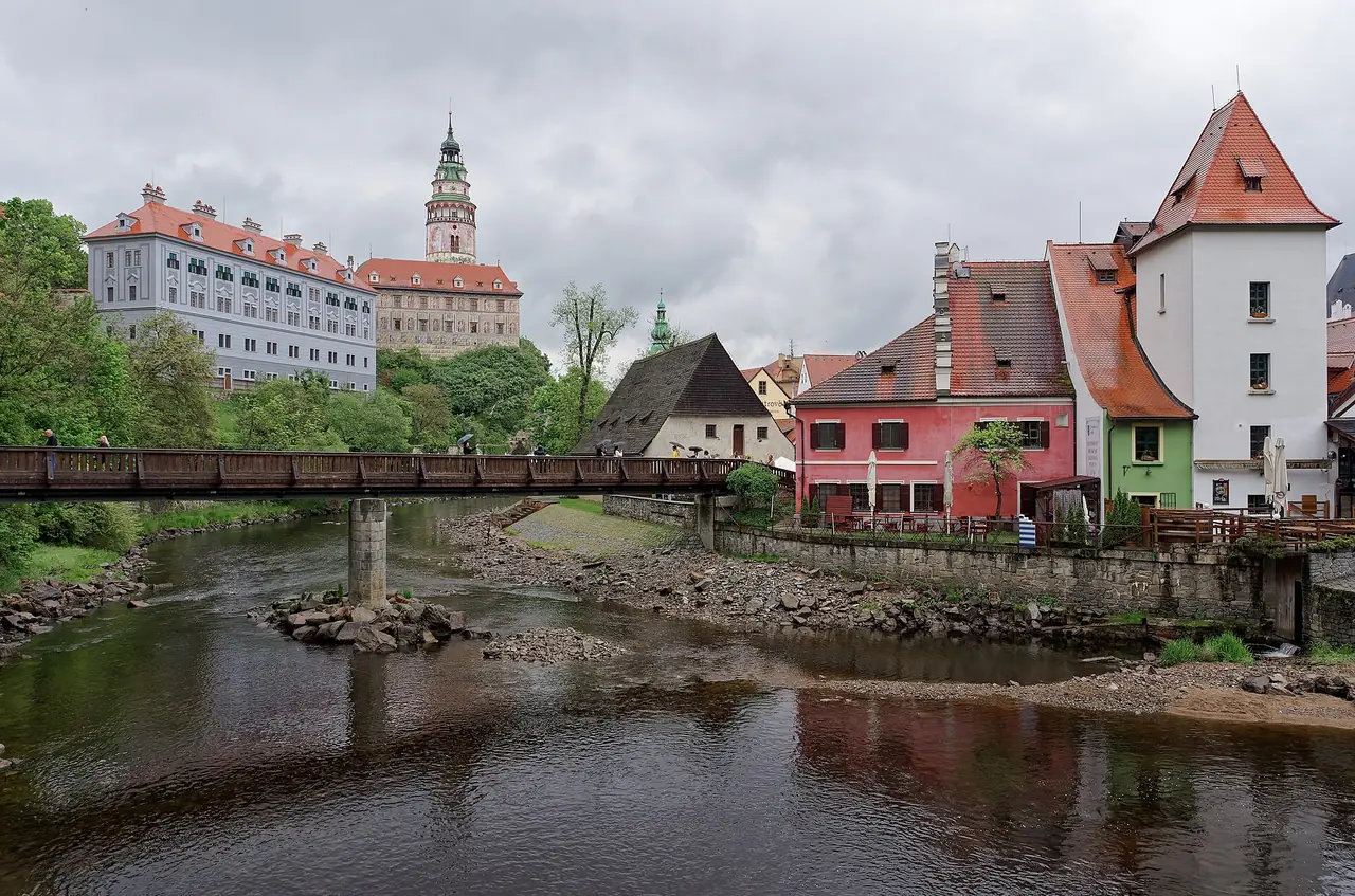 ปราสาทเชสกีครุมลอฟและสะพานเดินข้ามแม่น้ำวัลตาวา ภาพถ่ายจาก Wikimedia Commons