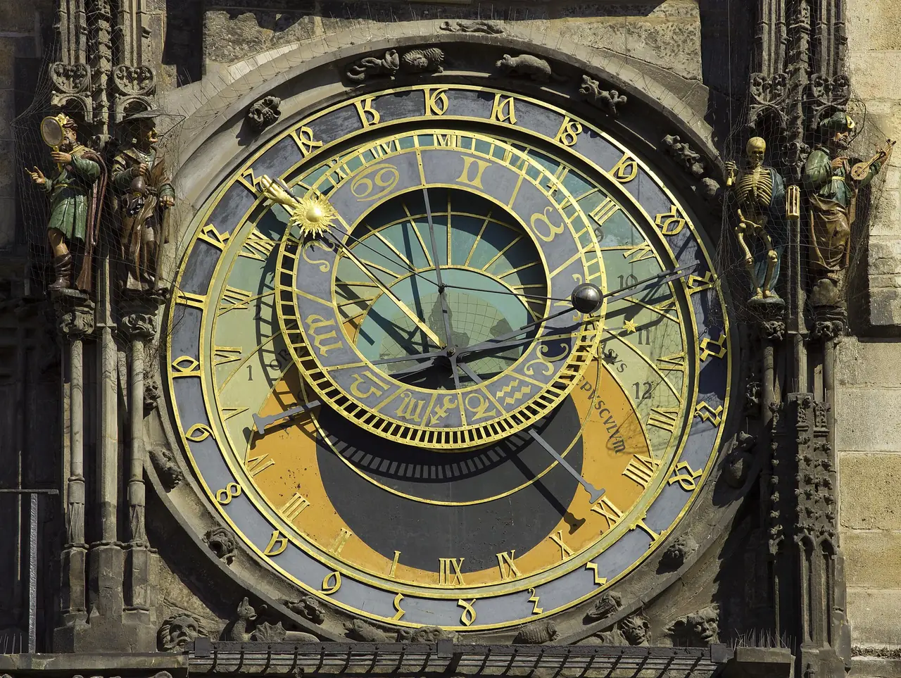 หน้าปัดนาฬิกาดาราศาสตร์ (Orloj) ที่ศาลาว่าการเมืองเก่า ปราก ภาพถ่ายจาก Wikimedia Commons