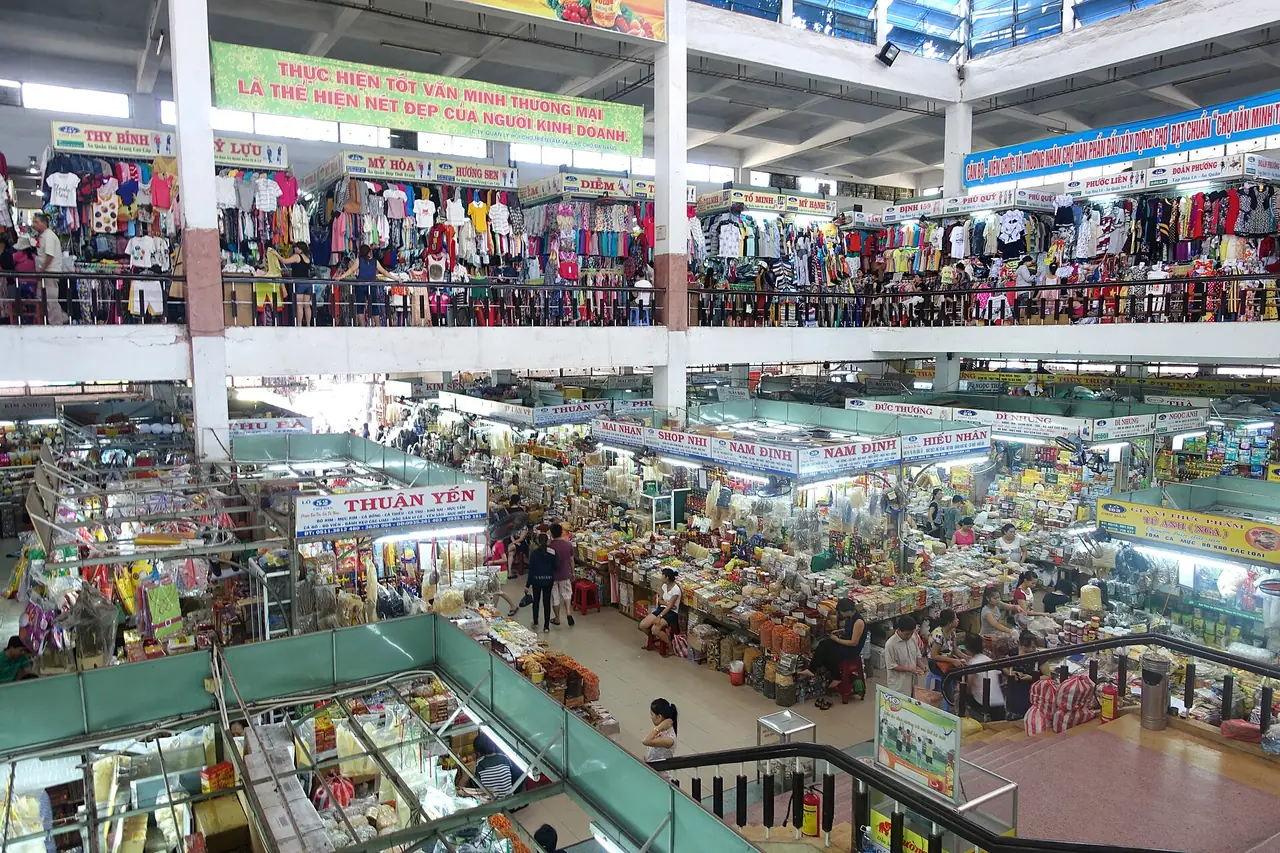 ภายในตลาดฮาน ร้านค้าเรียงสองชั้นและมีผ้าแขวนหน้าร้าน