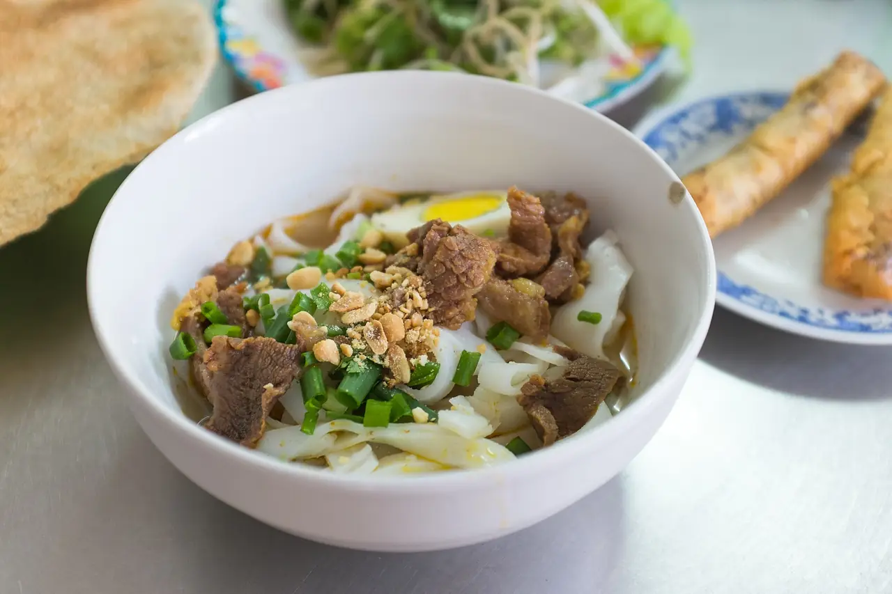 มี่กวาง บะหมี่พื้นเมืองของภูมิภาค ท็อปด้วยเนื้อและถั่ว