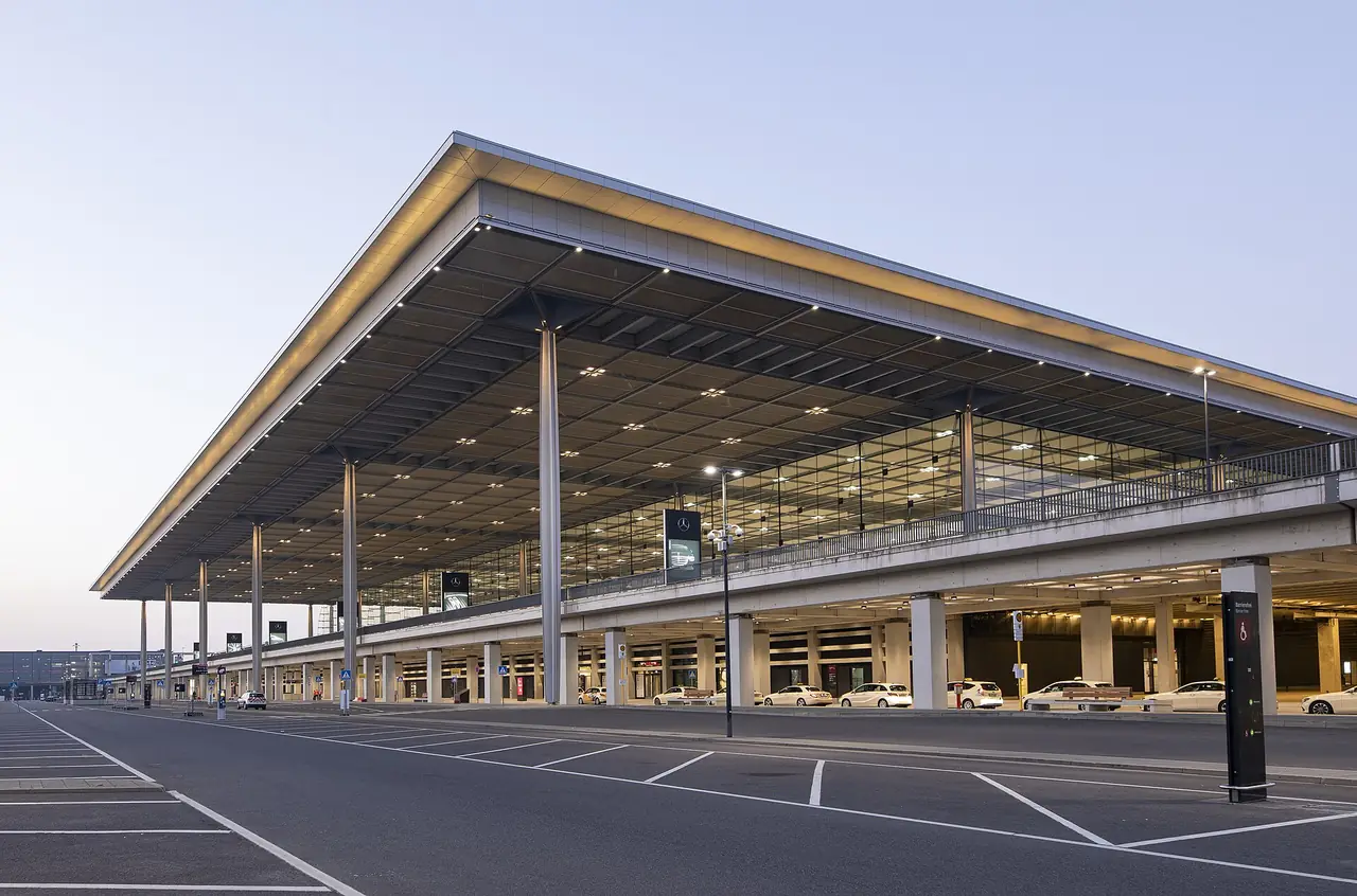 อาคาร Terminal 1 สนามบินเบอร์ลิน บรันเดนบวร์ก (BER) ภาพถ่ายจาก Wikimedia Commons