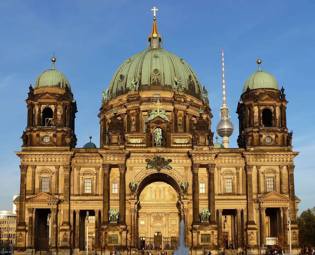 โบสถ์ใหญ่ Berliner Dom ที่ลุสท์การ์เทน ภาพถ่ายจาก Wikimedia Commons