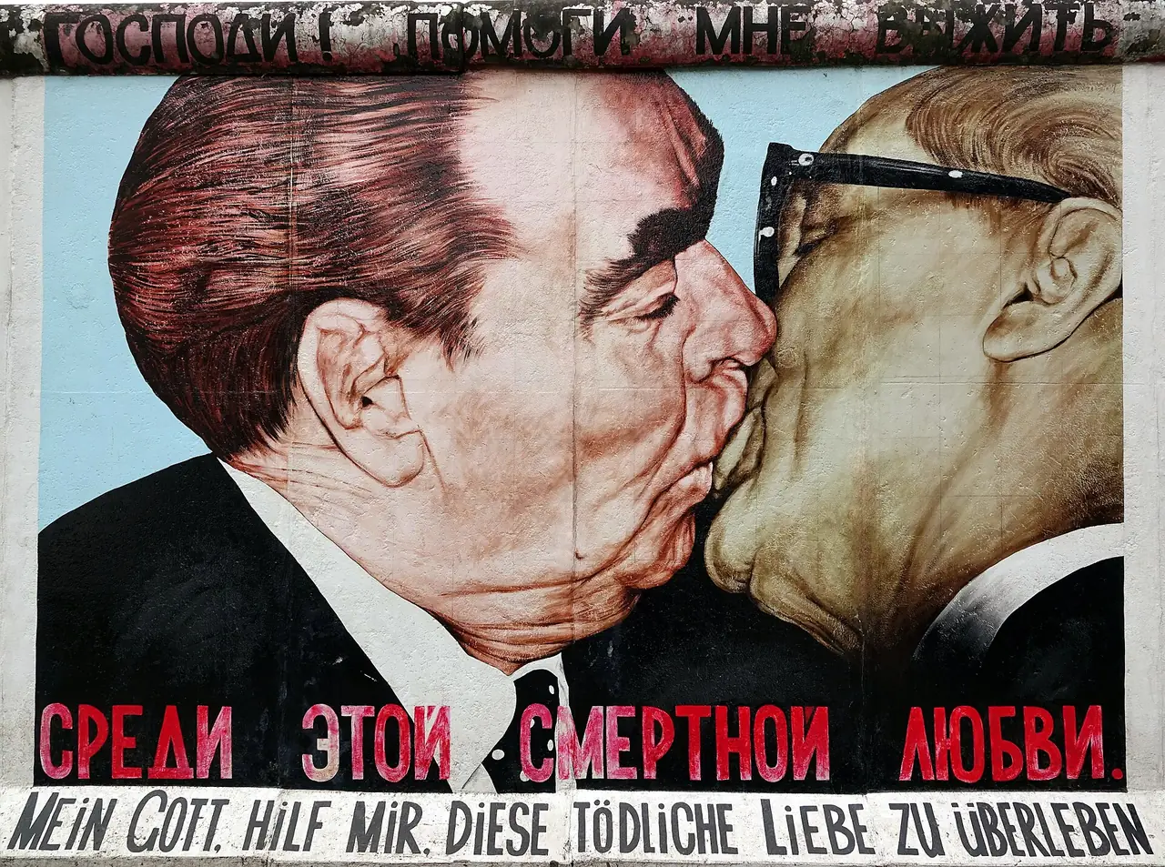ภาพ "จูบพี่น้อง" บน East Side Gallery ภาพถ่ายจาก Wikimedia Commons