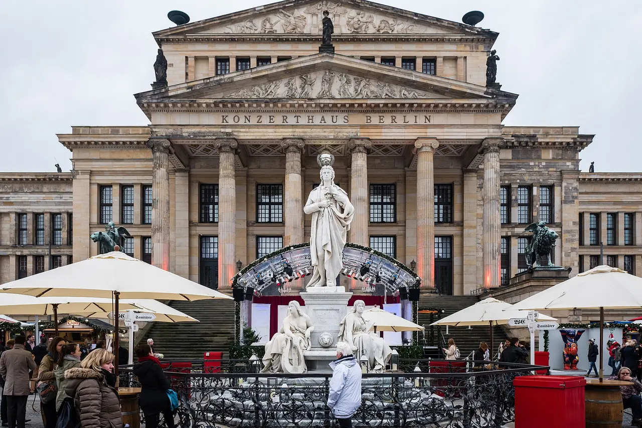 จัตุรัส Gendarmenmarkt ที่ตลาดคริสต์มาสเปิดทุกปี ภาพถ่ายจาก Wikimedia Commons